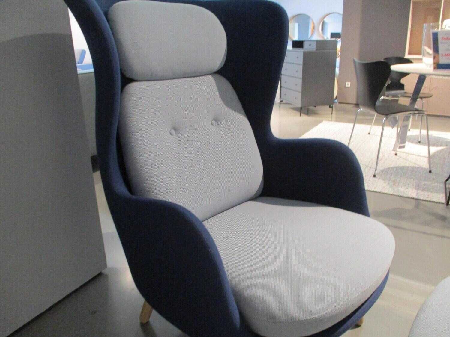 fritz-hansen-sessel-ro-stoff-steelcut-dark-ocean-blue-775-steelcut-trio-pastelblau-713-pg2-mit-hocker-640b225e9298 Fritz Hansen - Sessel Ro Stoff Steelcut Dark Ocean Blue 775 Steelcut Trio Pastelblau 713 PG2 mit Hocker - 6