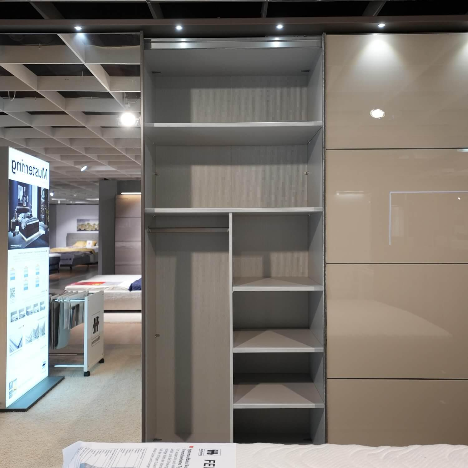 Wiemann - Kleiderschrank KOS 120 Front Glas Kieselgrau Korpus Havan Grau Mitteltür Kristallspiegel - 2
