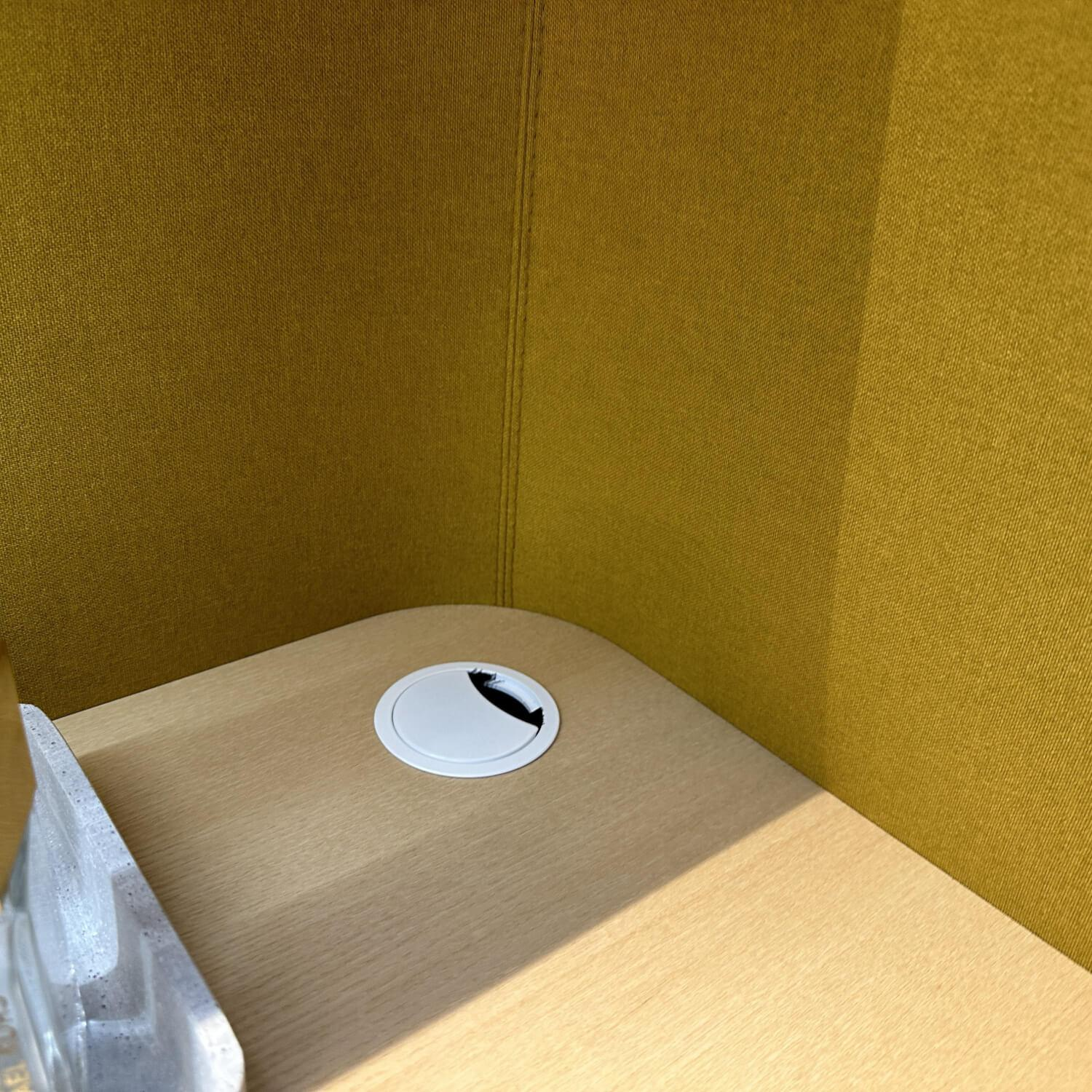Schreibtisch Floater Bezug Stoff 7204 Curry Platte Esche Furnier Natur Geölt Aufbewahrungslade Weiß Mit Kabeldurchlass