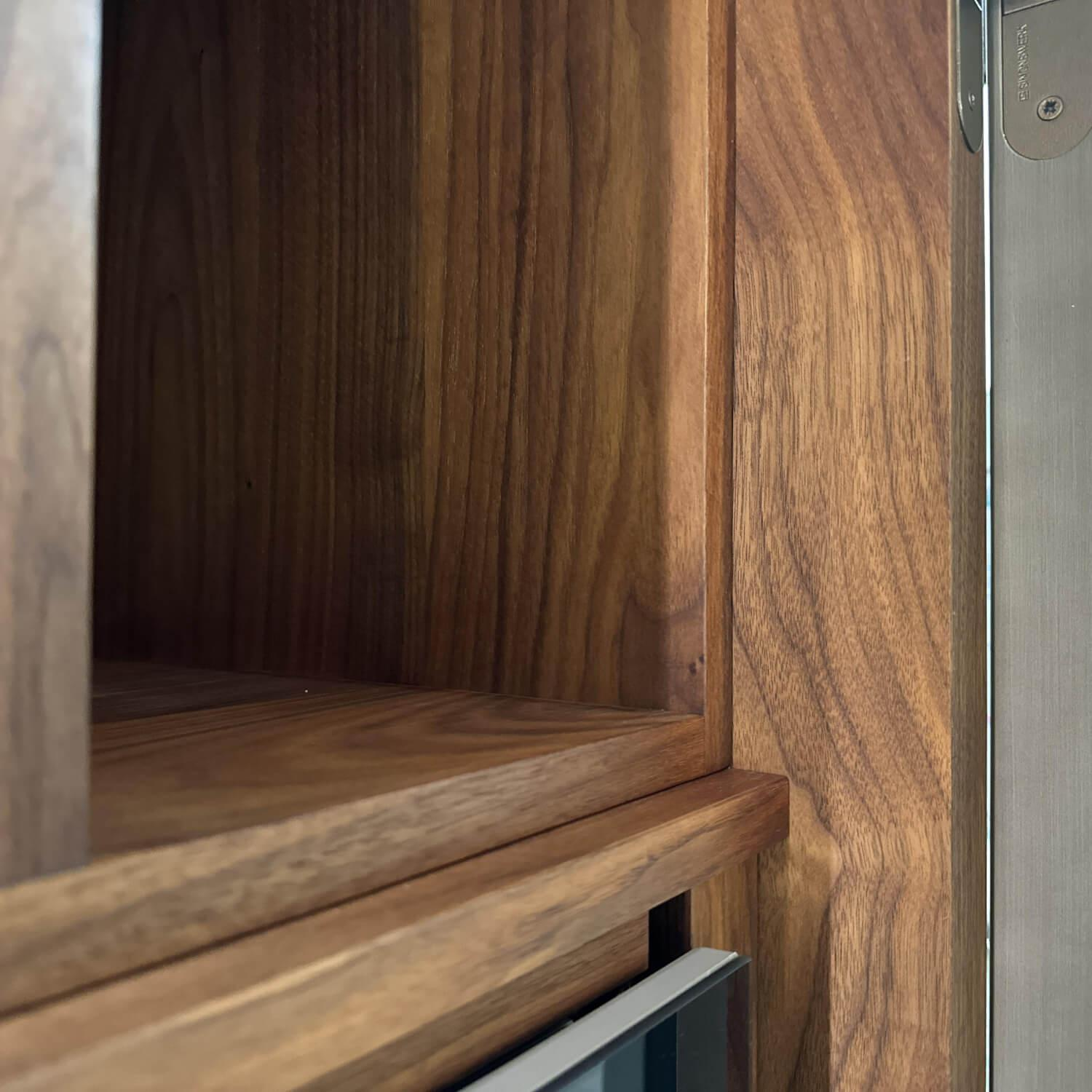 Riva1920 - Weinkofferschrank Cambusa Nussbaum Massiv Front Rauchglas Rahmen Eisen Mit LED Beleuchtung - 5