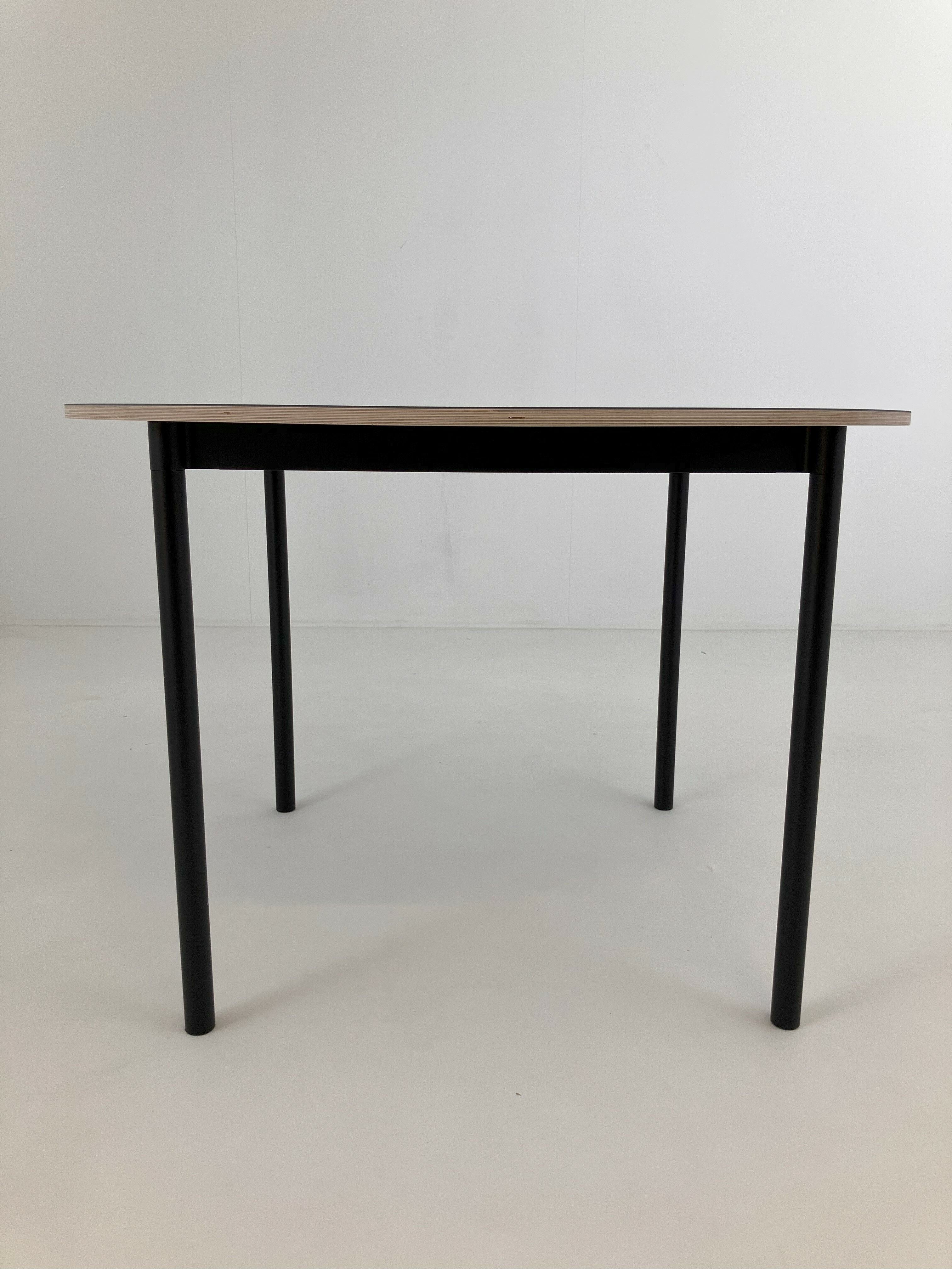 Muuto - Tisch Base Round Linoleum Schwarz Gestell Aluminium Schwarz Pulverbeschichtet - 2