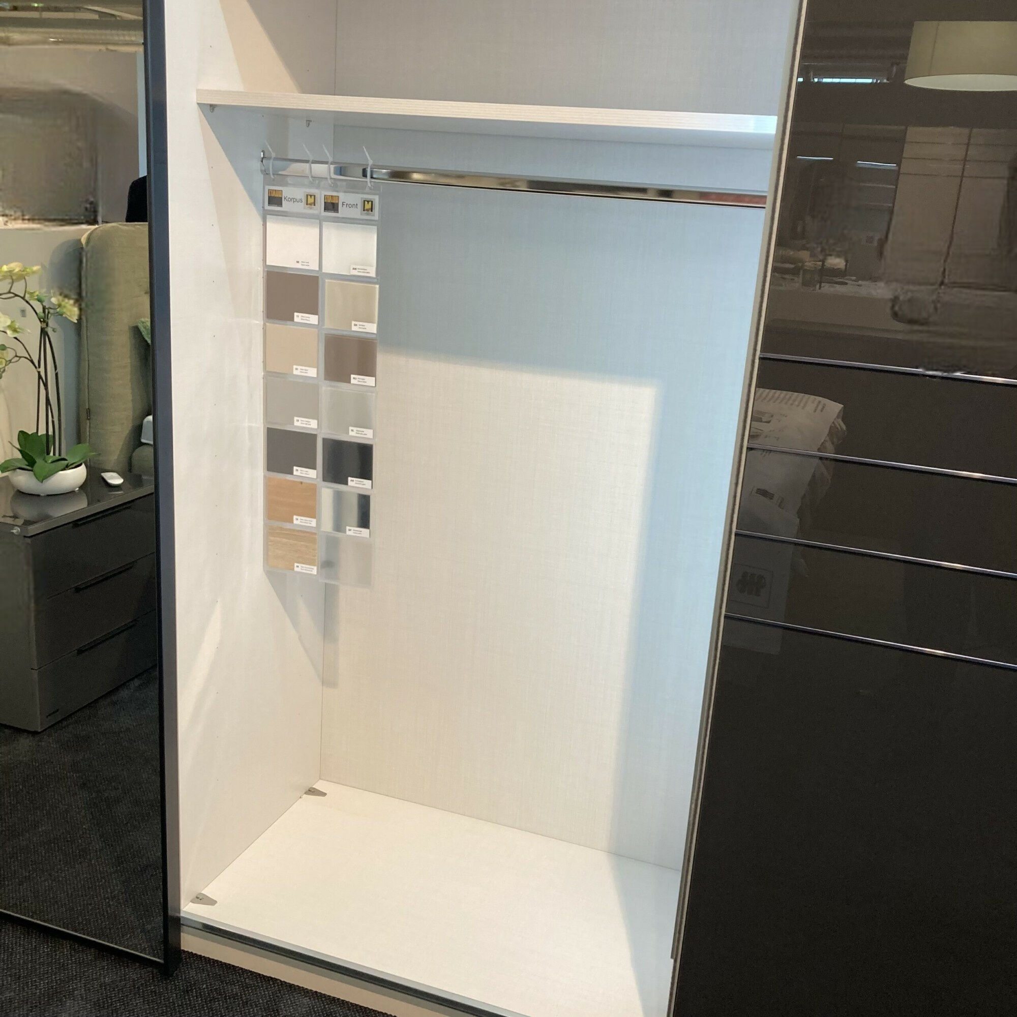 Staud - Schwebetürenschrank Covelo Korpus Dekor Vulkan Anthrazit Front Glas Anthrazit Glänzend Mit Spiegel Inklusive Beleuchtung  - 4