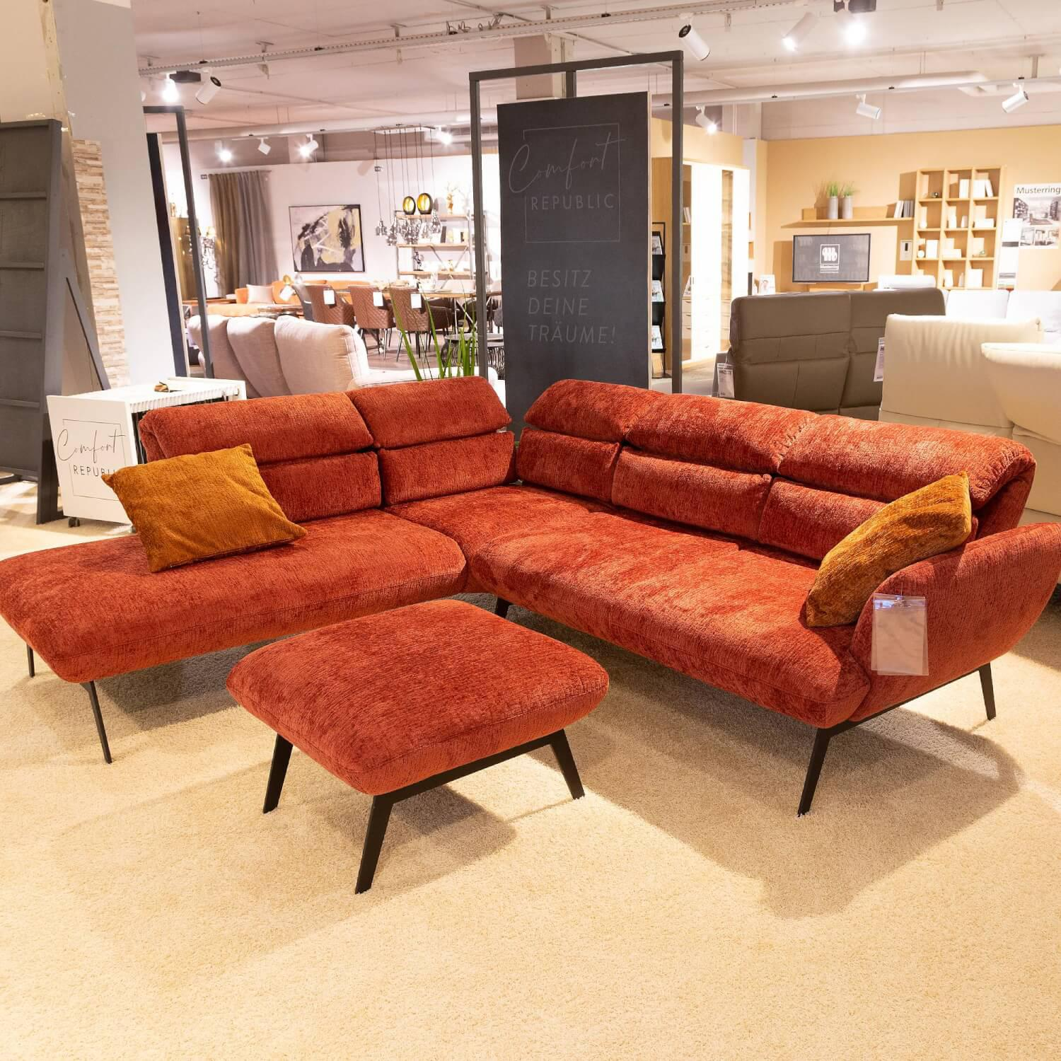 Comfort Republic - Ecksofa Valentina Inklusive Hocker Bezug Fusion 36 Farbton Carmine Rot Fuß Metall MR1 Schwarz Mit Kissen - 3