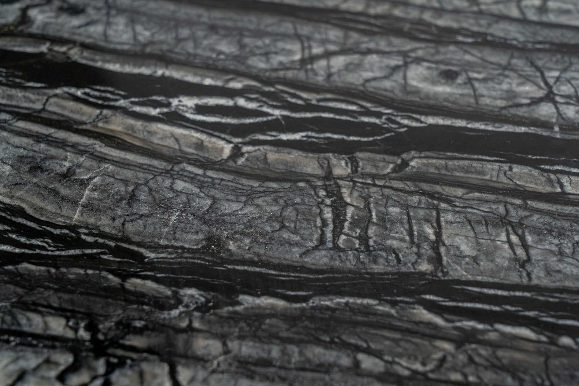 meridiani-beistelltisch-adrian-70r-platte-marmor-kenya-mr2-gestell-schwarz-matt-lackiert-mf-0006149
