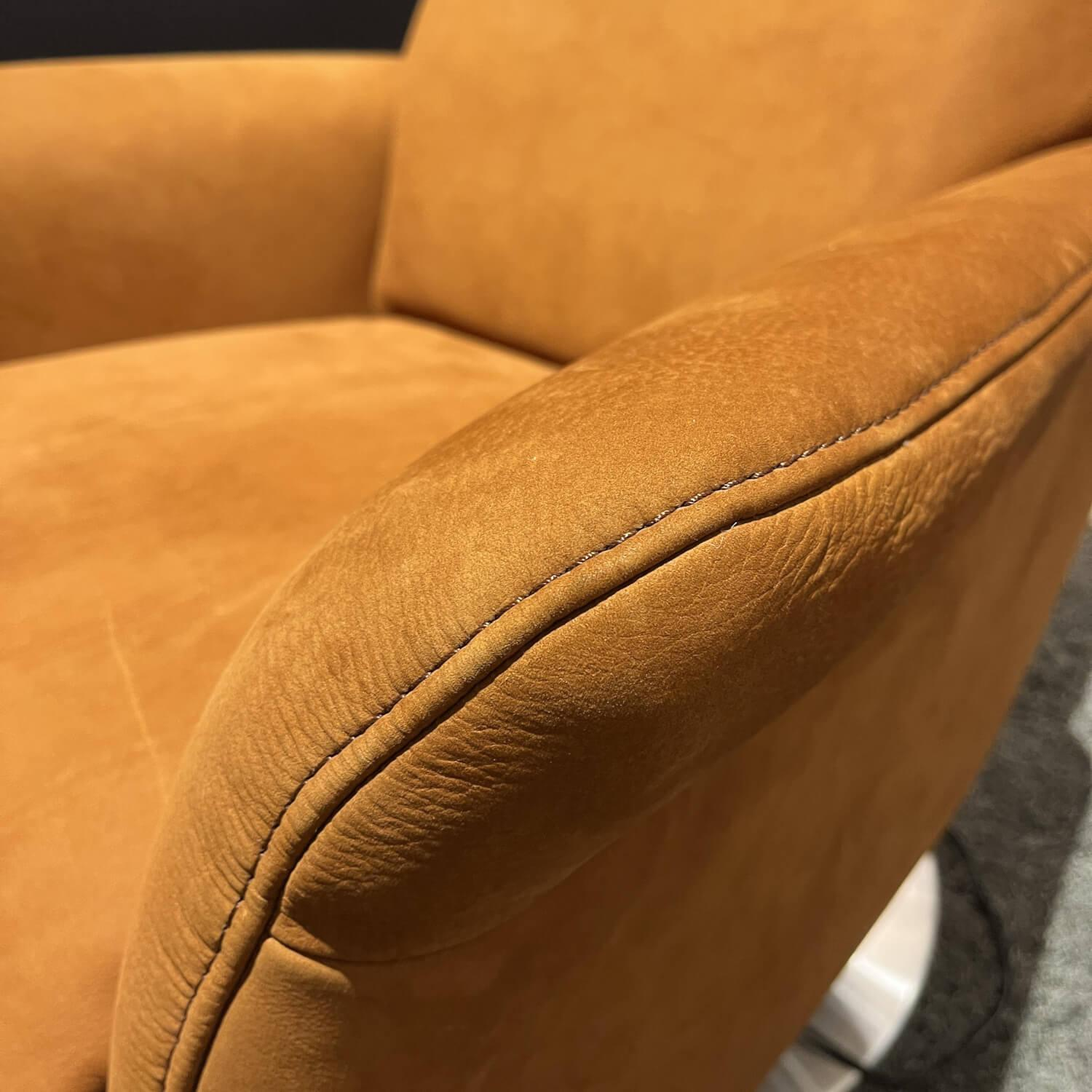 Relax-Sessel 9061 Bezug Leder Nabbuco Mandel Tellerfuß Edelstahloptik Mit Verstellbarer Rückenlehne