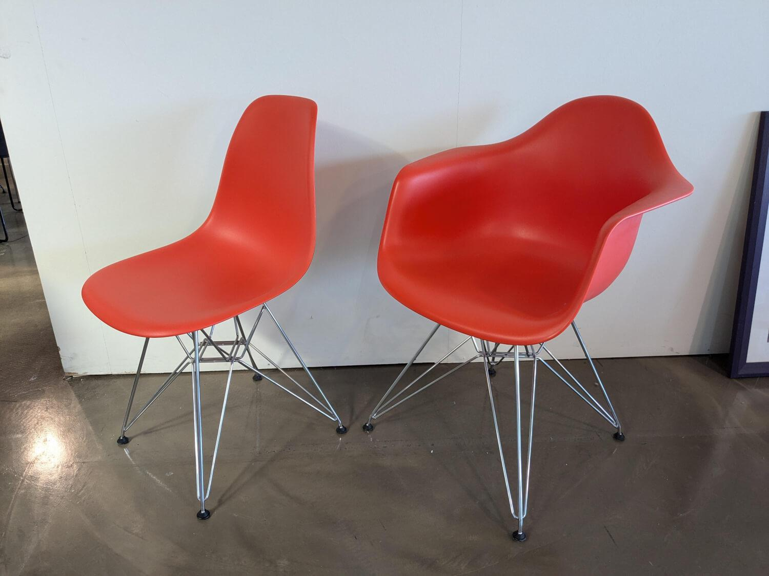 Vitra - 2er Set Eames Plastic Sidechair Und Armchair Sitzschale Kunststoff Oxidrot Rot Gestell Metall Verchromt - 3