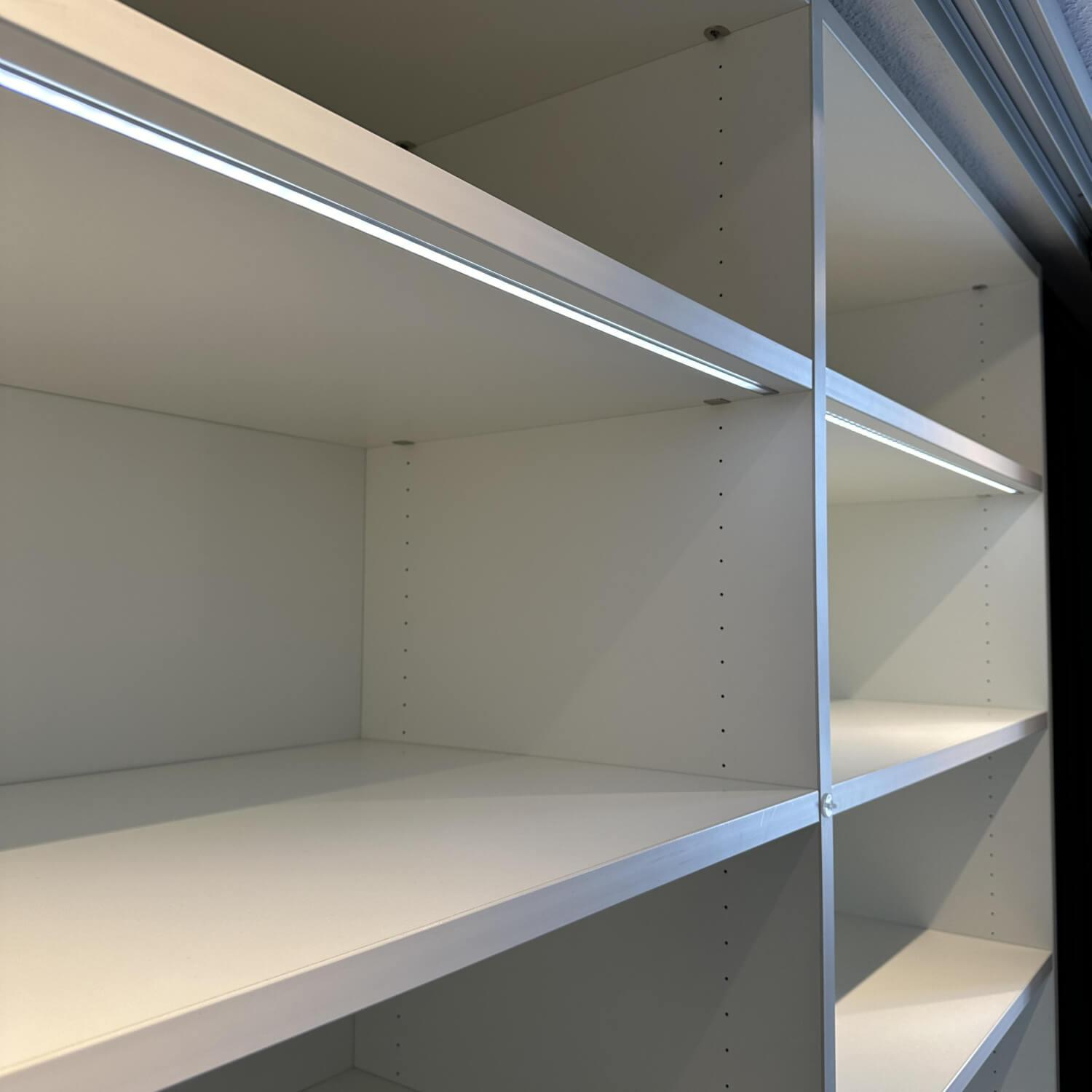 Trüggelmann - Kleiderschrank Sinus Korpus ABS Weiß Schienen Silberfarbig E6/EV1 Eloxiert Mit Beleuchtung - 3