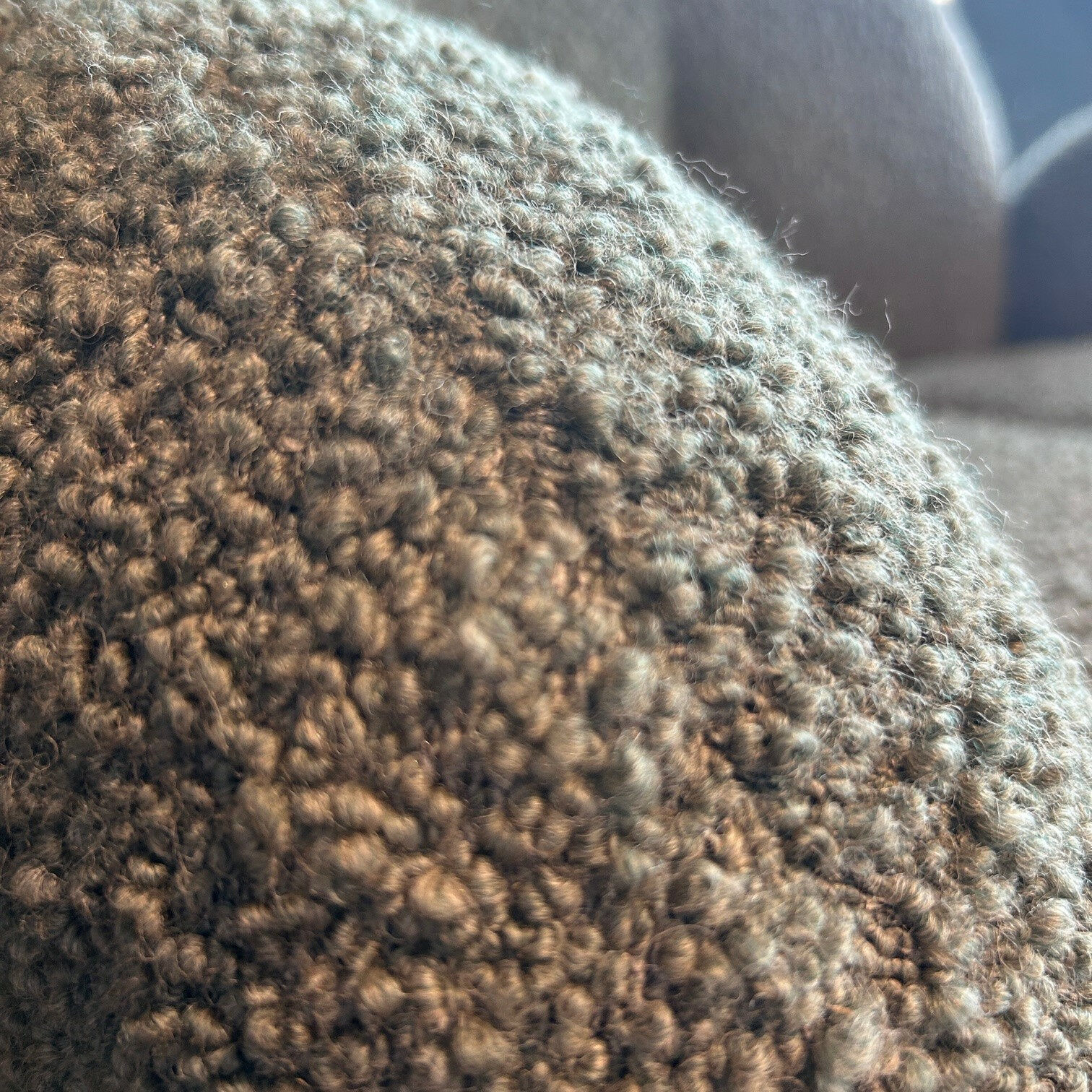 Freifrau - Loveseat Nana Stoff Nimbus Boucle Loden mit Hocker - 2