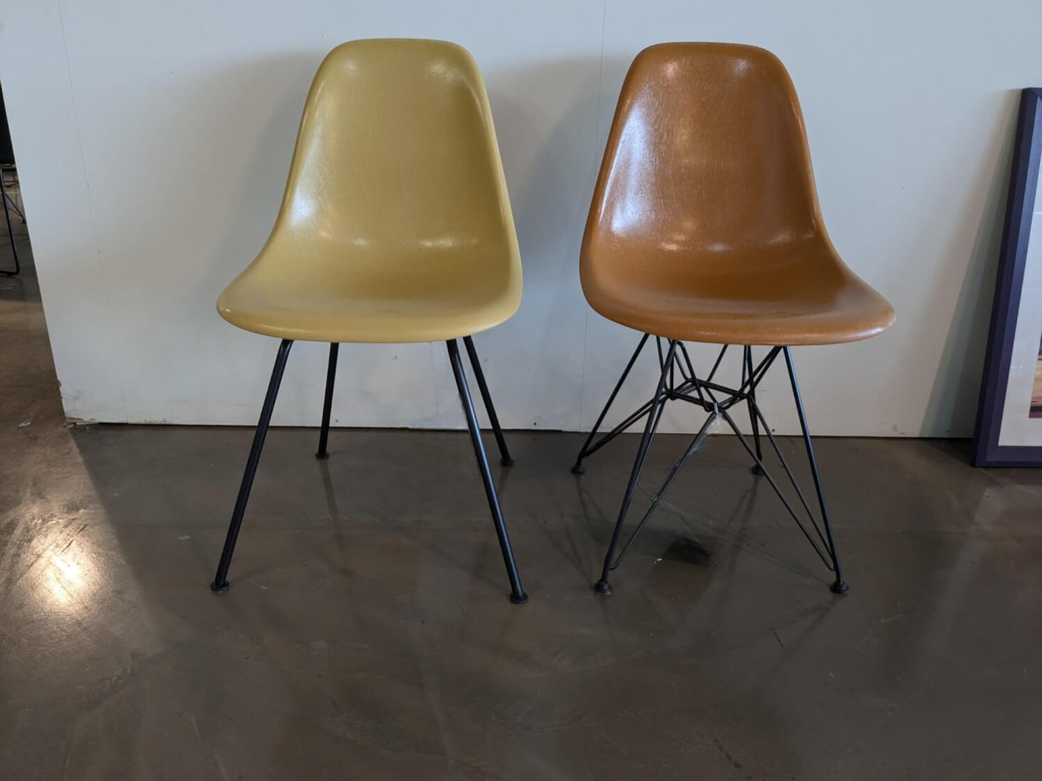 Vitra - 2er Set Eames Fiberglass Sidechair DSX Und DSR Sitzschale Light Ochre Hellbraun Und Dark Ochre Braun Gestell Metall Pulverbeschichtet Schwarz - 2