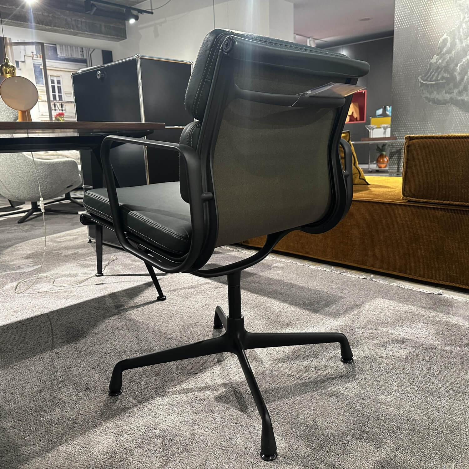 Vitra - Stuhl Soft Pad EA 208 Leder Premium Jade Grün Gestell Klassische Höhe Schwarz - 5