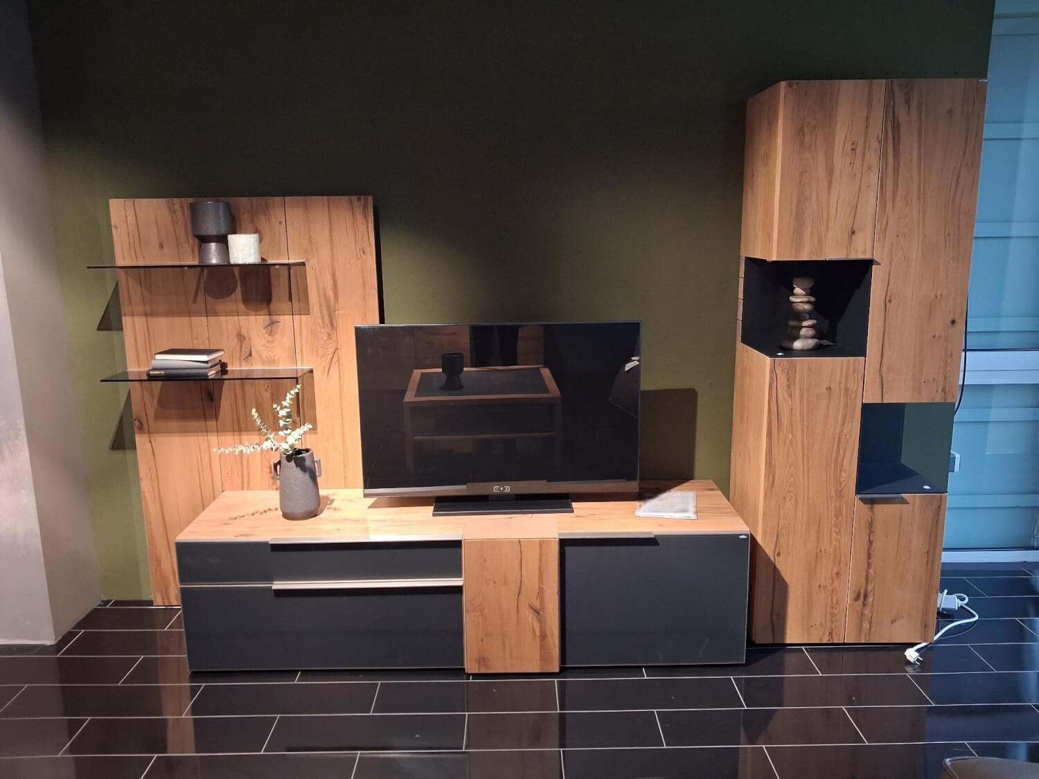 Voglauer - Wohnwand Valpin Eiche Altholz Absetzung Glas Anthrazit Mit Beleuchtung Und Kabelmanagement - 3