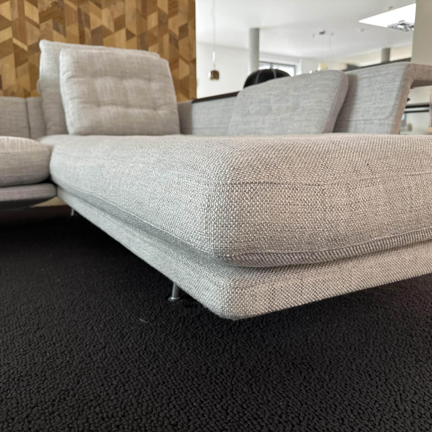 Vitra - Ecksofa Grand 3 Stoff 240 Corsaro Stone Melange Beige Füße Aluminium Poliert Inklusive Längliches Tablett Tray - 5