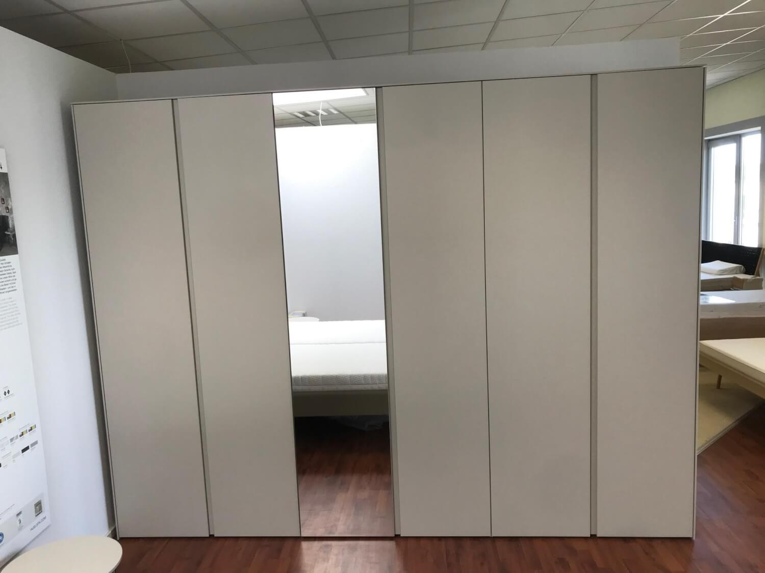 Hülsta - Drehtürenschrank Neo Lack Seidengrau Innenlack Weiß mit Spiegeltüre - 3