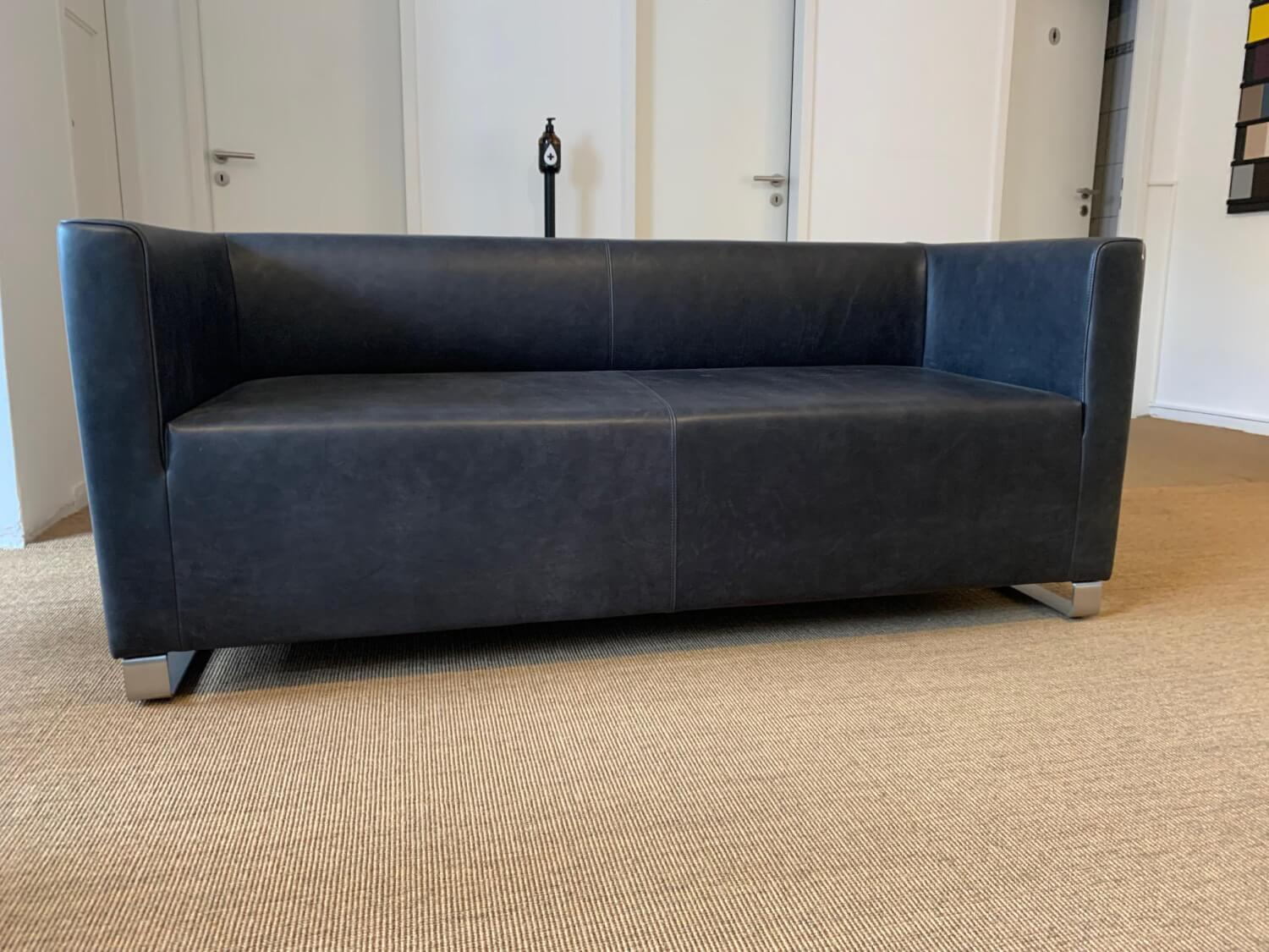 Sofa Blues 150 in Leder Rancho Schwarz Kufengestell