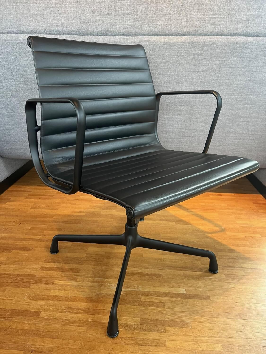 Vitra - Stuhl EA108 Leder Hopsak Premium Nero Schwarz Gestell Aluminium Schwarz Pulverbeschichtet - 4