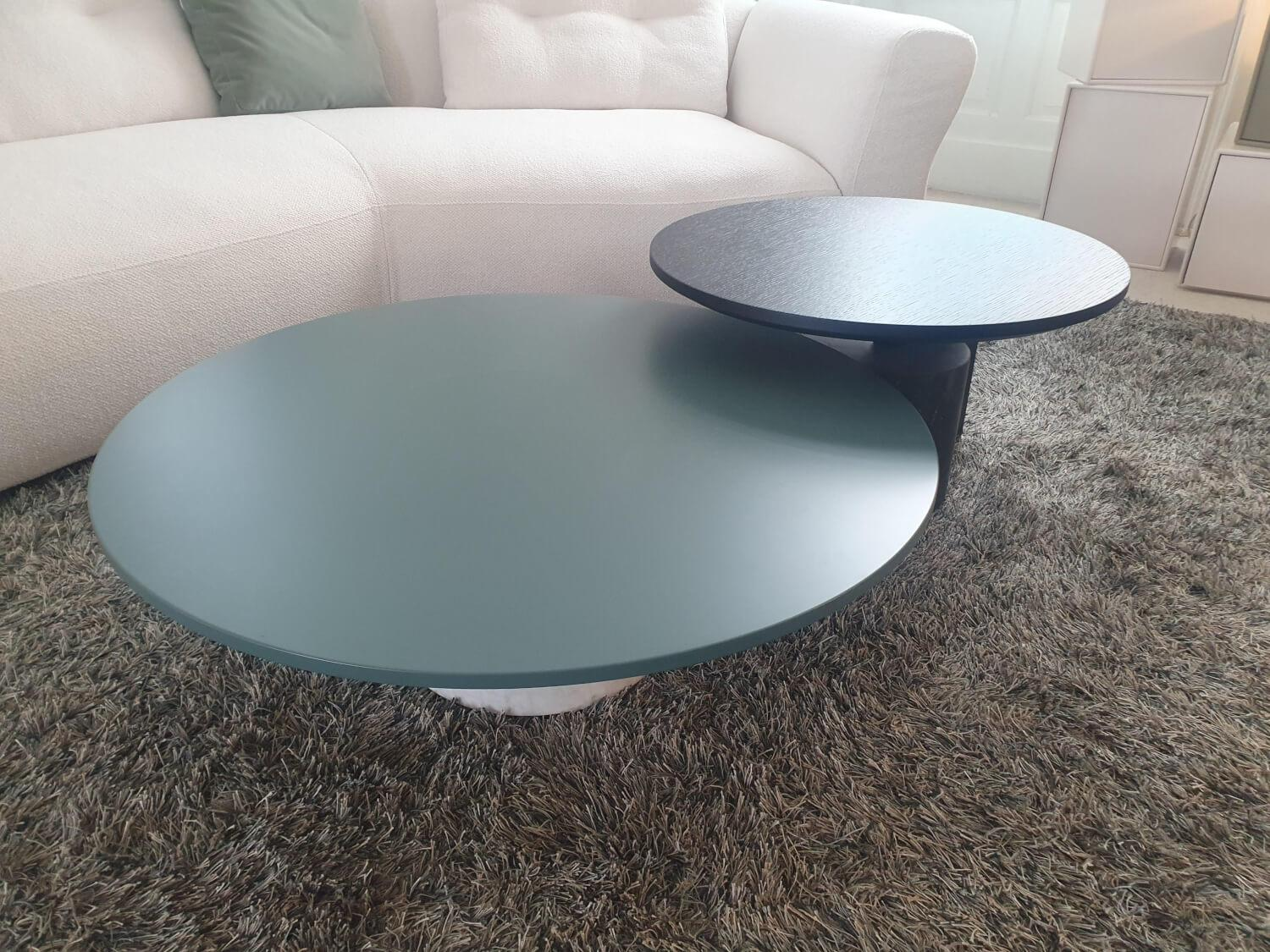 Cassina - Beistelltisch Sengu Low Table 577 Platte Matt Lackiert Petrolio Blau Sockel Marmor Bianco Carrara Opaco Weiß - 4