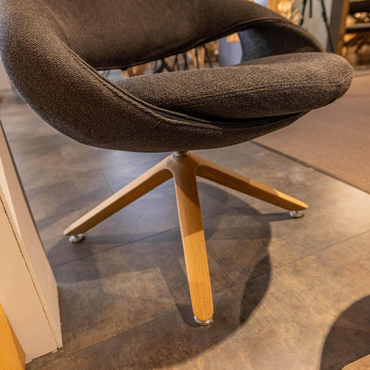 Voglauer - Ohrensessel V-Rock Living Bezug Stoff Curl Black CB Anthrazit Gestell Alteiche Rustiko Gebürstet Inklusive Hocker - 10