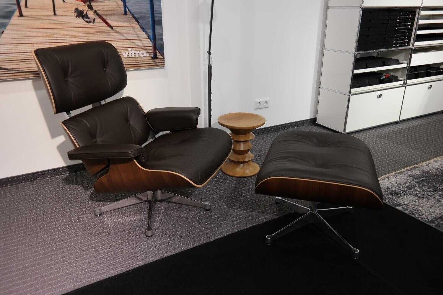 Sessel Lounge Chair Leder Premium Chocolate mit Ottoman Nussbaum neue Maße