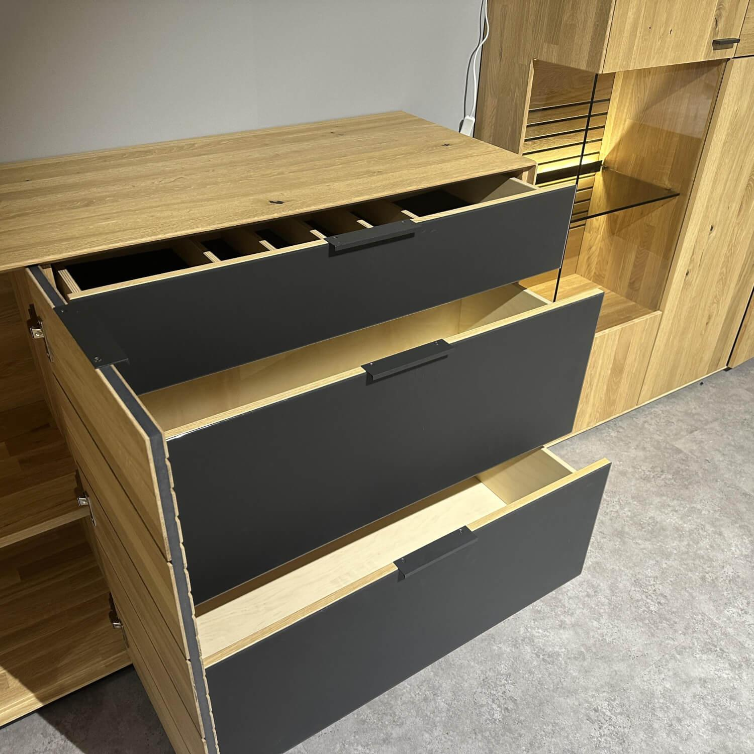Wöstmann - Sideboard Solana Wildeiche Massiv Soft Gebürstet Front Mattglas Sockel Carbonfarbig Anthrazit - 7
