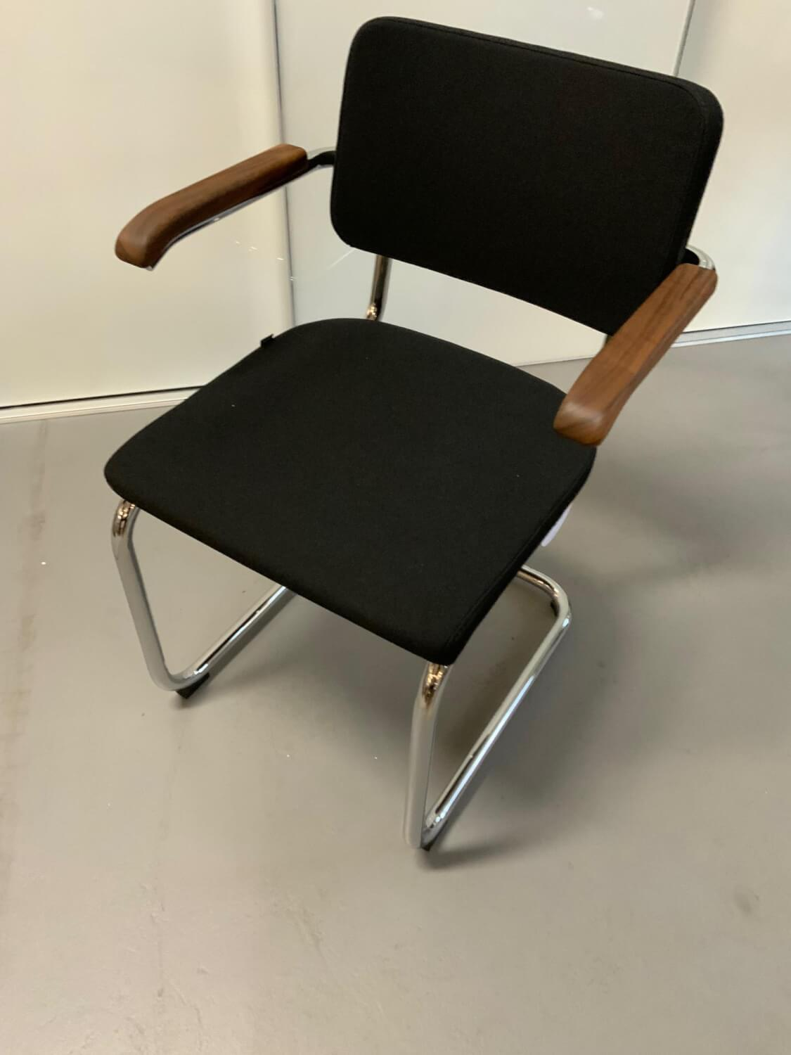 Thonet - Freischwinger S64PV Stoff I Step 60999 Schwarz Gestell Chrom Armauflagen Nussbaum Geölt - 4