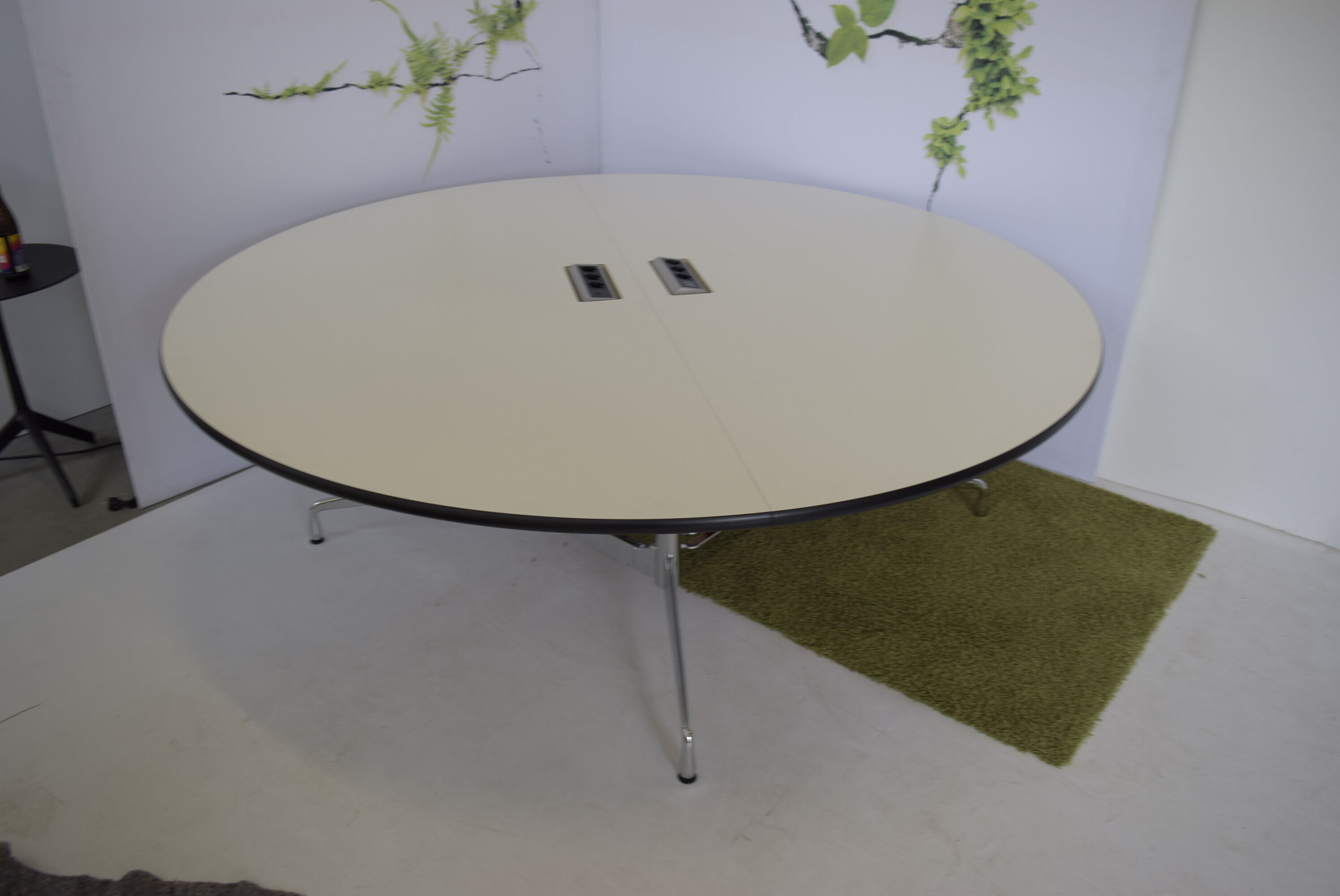 Tisch Eames Segmented Table Hartbelag Weiß Kunststoffkante Schwarz Gestell Chrom