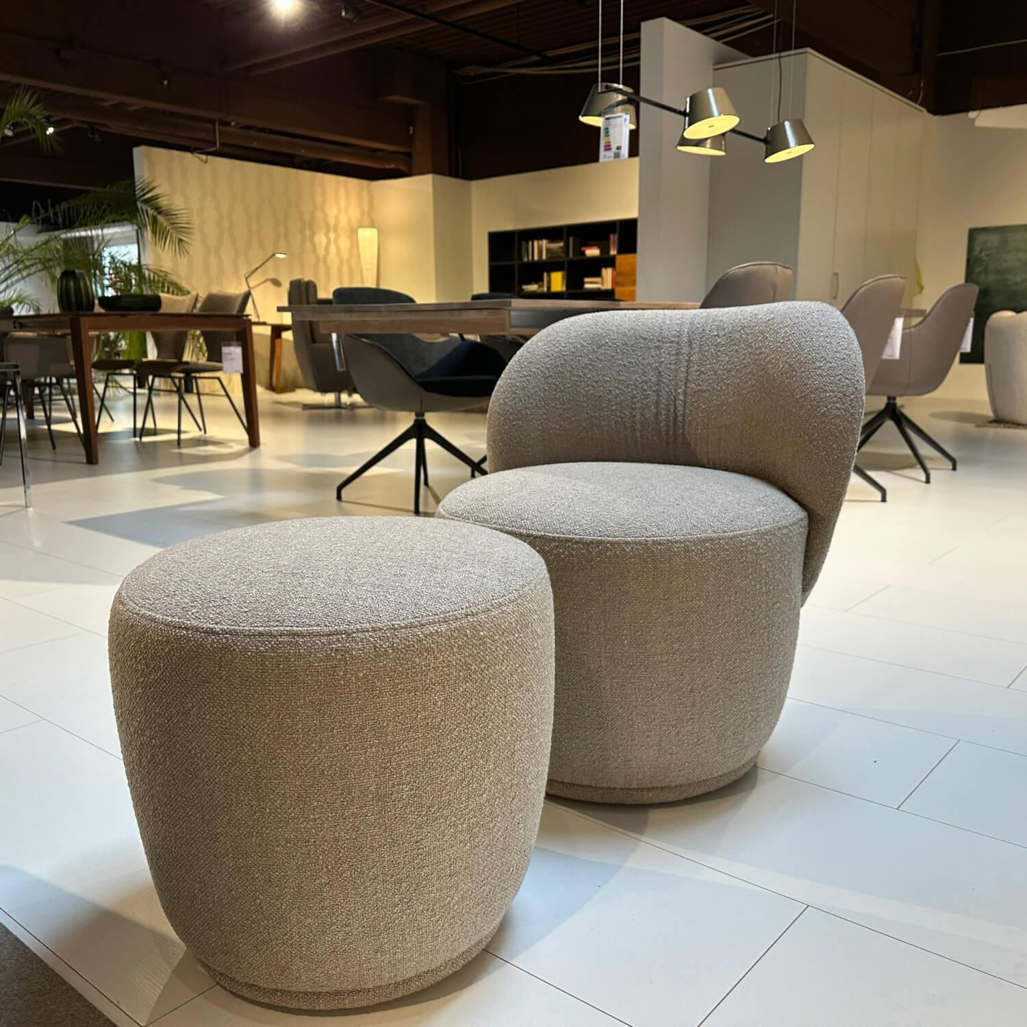 Blomus - Drehsessel Kuon Stoff Boucla Shitake Braun Beige Inklusive Pouf - 6