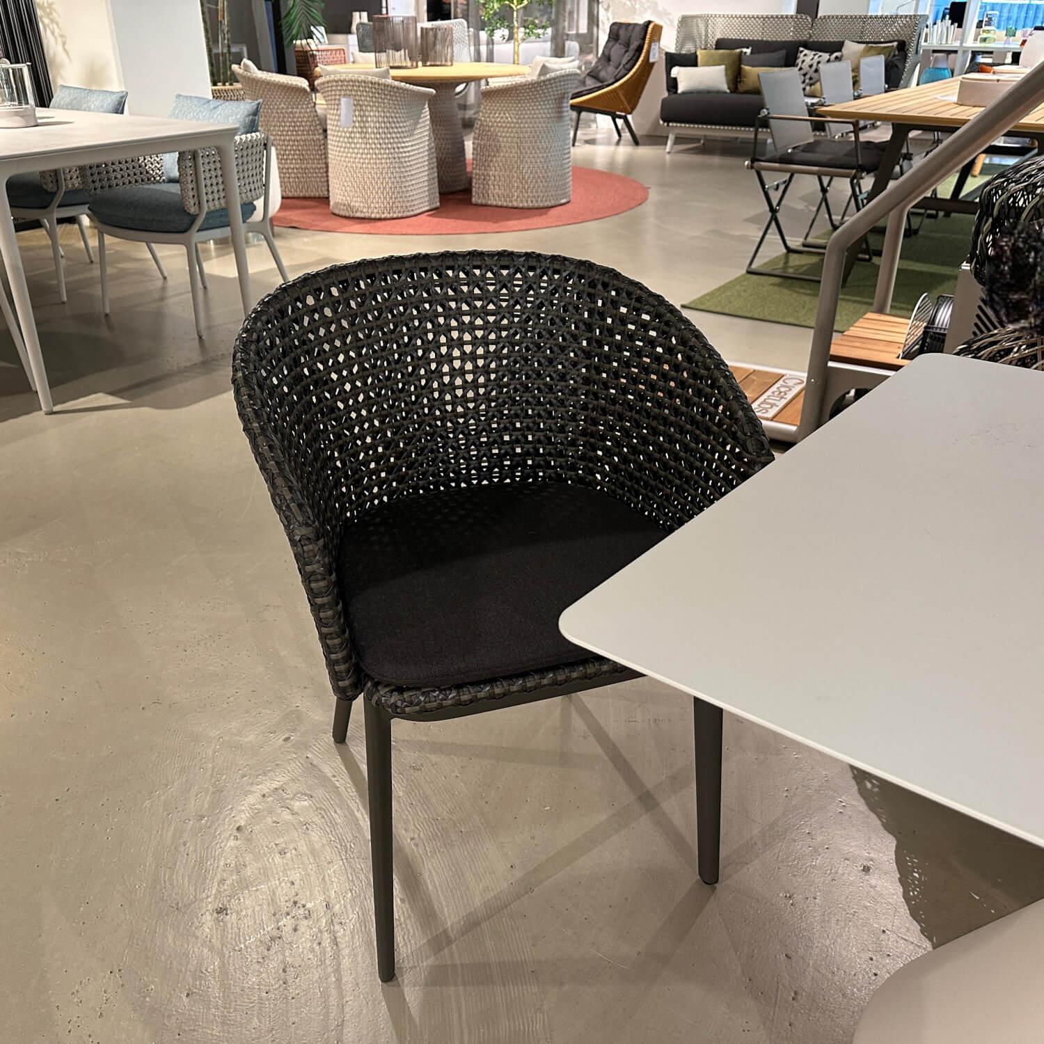 DEDON - Outdoor Tischgruppe Satellite Und Mbrace Platte HPL Gestell Aluminium Lipari Weiß Und Black Pepper Schwarz Mit Sitzkissen - 2