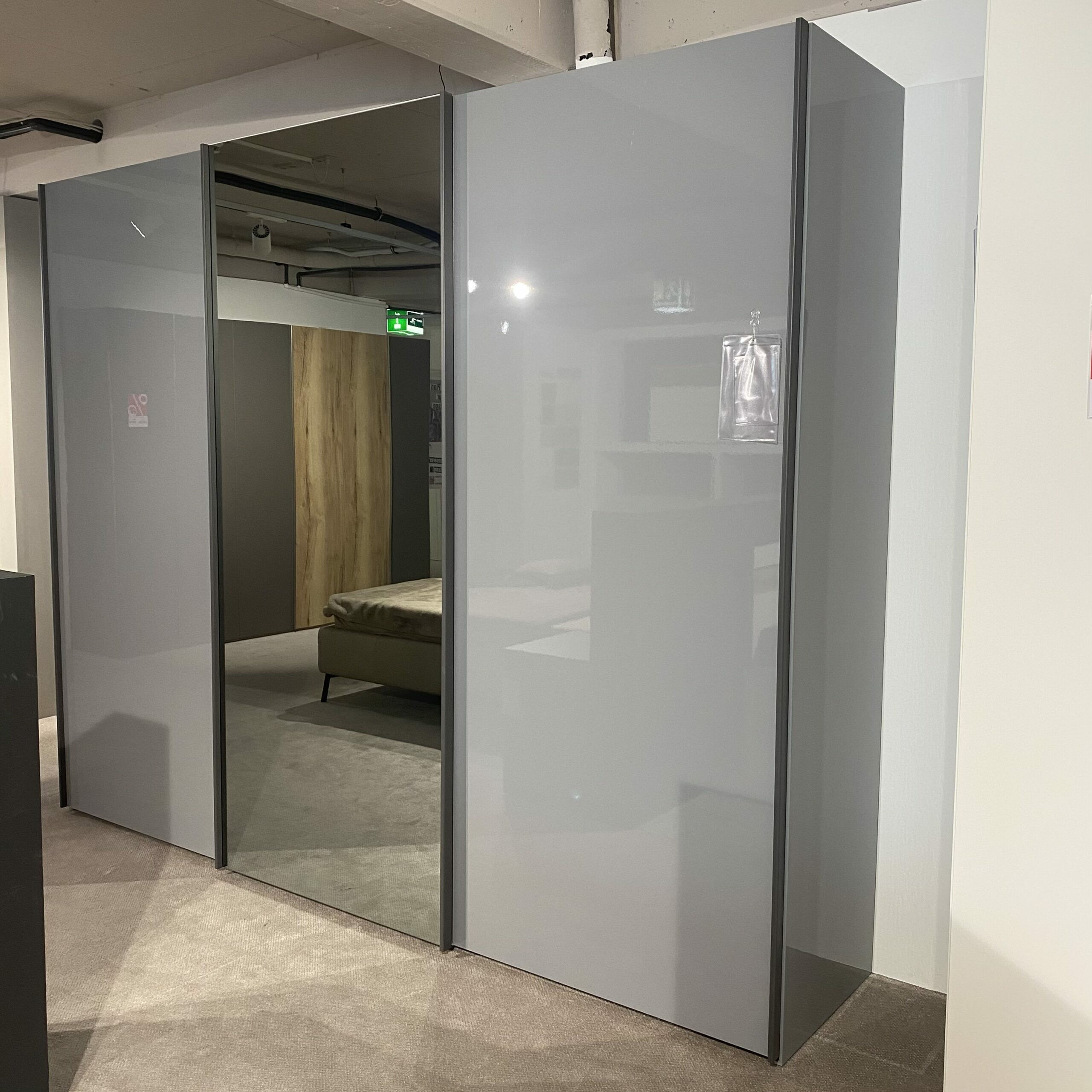 Loddenkemper - Schwebetürenschrank Lenjo Lack Platengrau 3 Türen - 2