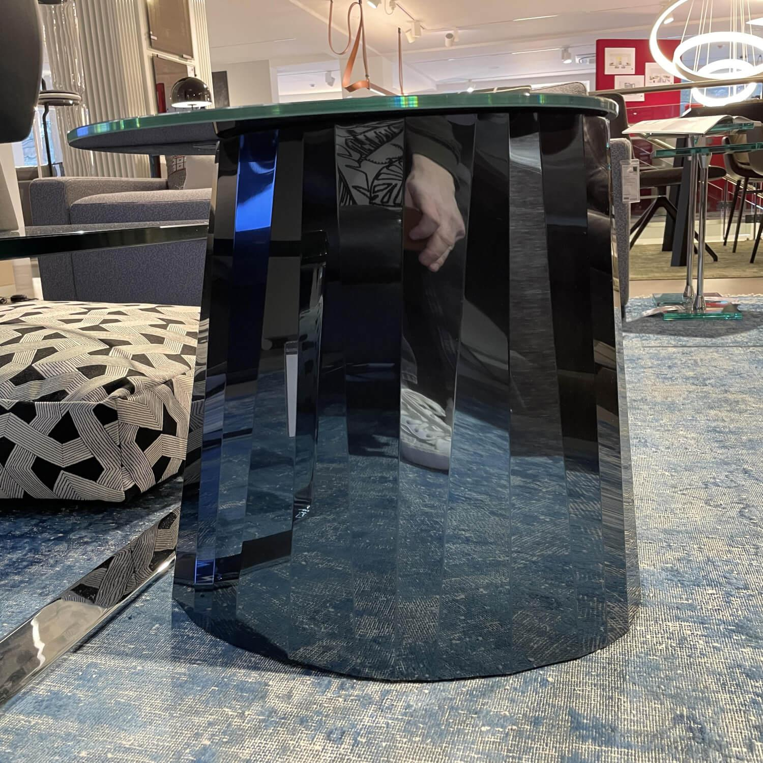 Beistelltisch PLI Side Table Low Kristallglas Glänzend Fuß Edelstahlblech Saphir Blau