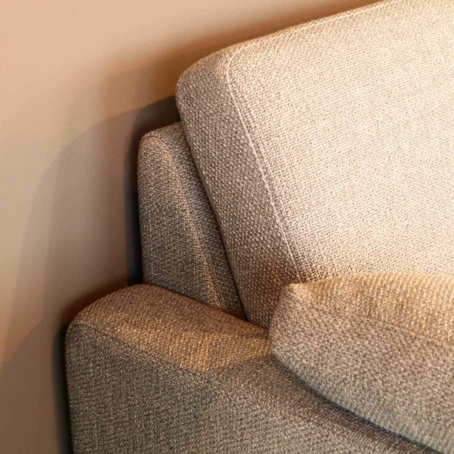 Sofa Conseta 2-Sitzer Bezug Stoff 5019 Zement Metallkufen F04 Stahl