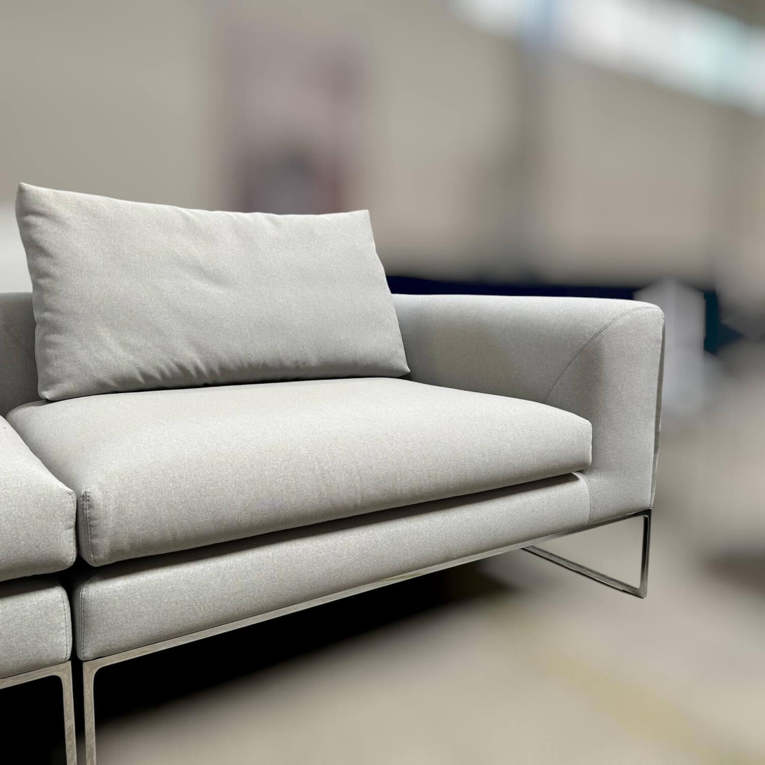 COR - Ecksofa Mell Lounge Stoff 7209 Beton Grau Füße Metall Verchromt Inklusive Rückenkissen Mit Rolle - 4