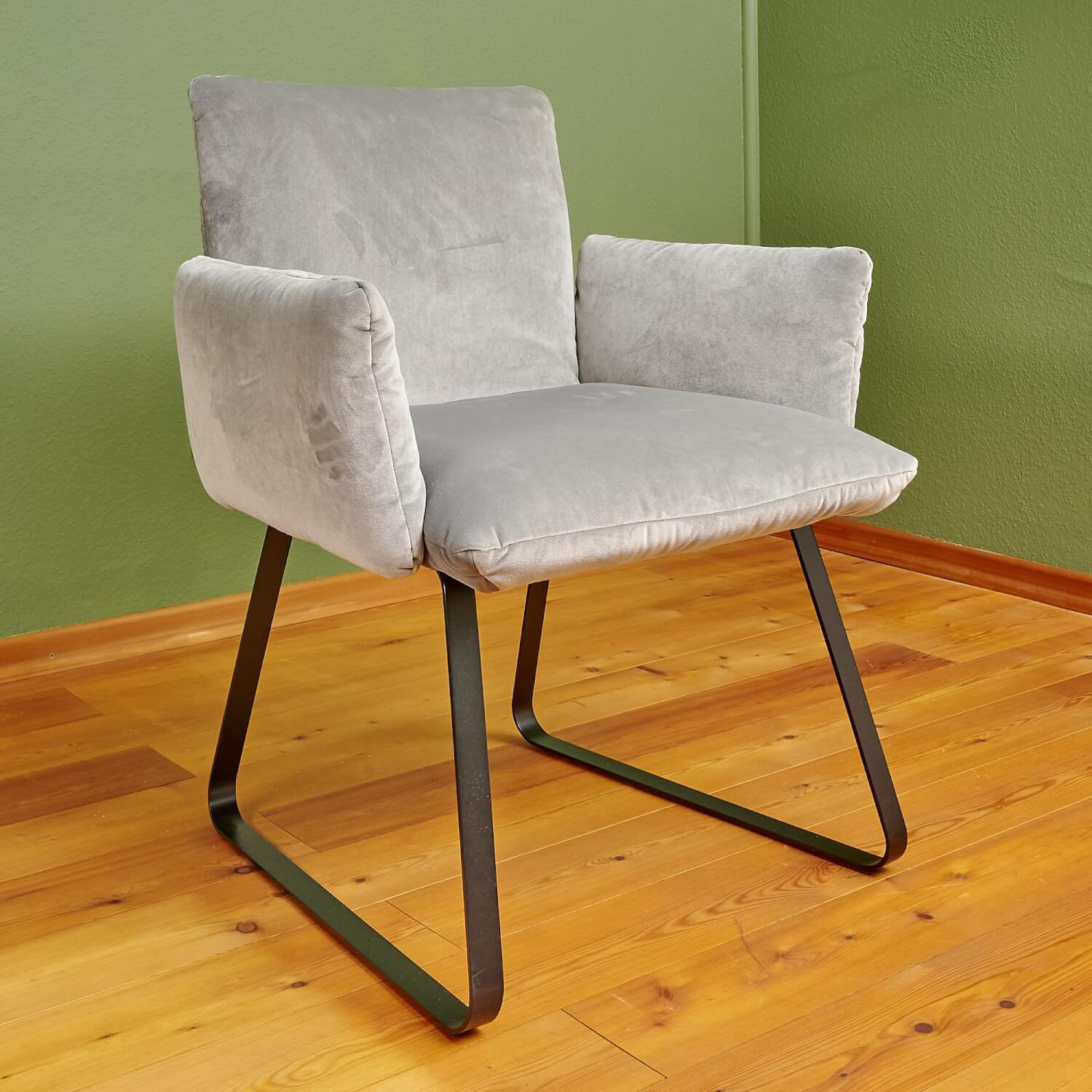 Bielefelder Werkstätten - Stuhl Heaven Dining Mit Armlehnen Stoff City Velvet Reloaded Grau Kufe Metall Schwarz - 3