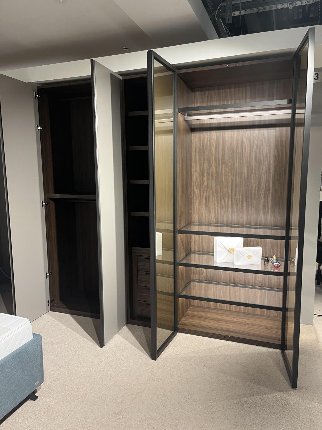 Novamobili - Kleiderschrank Night Collection 2022 Front Lack 331 Visone Matt Korpus 72 Noce Mit Beleuchtung - 2