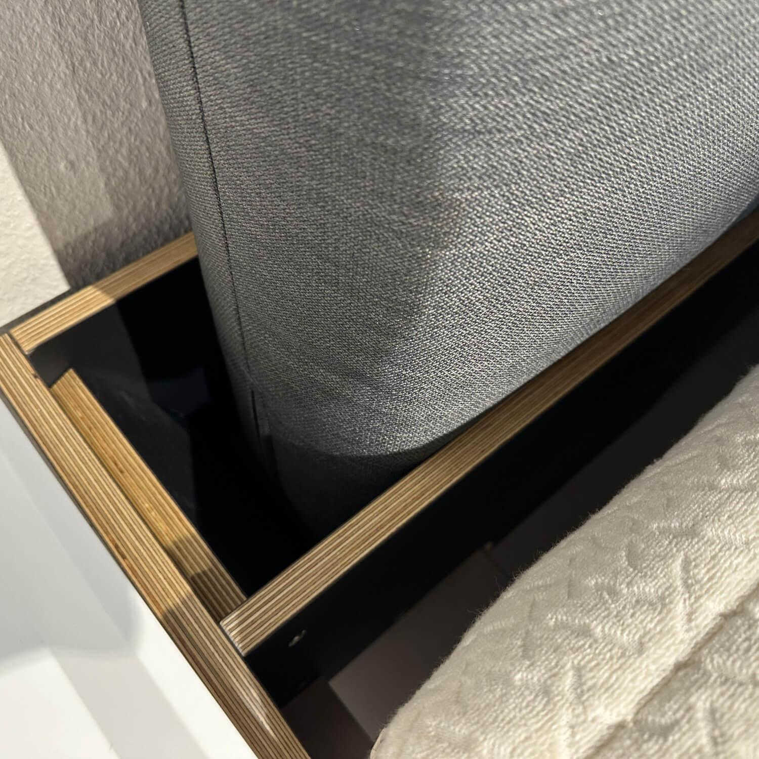 Müller Möbelwerkstätten - Bett Maude HPL Schwarz Matt Beschichtet Mit Ablageboard Inklusive Rückenkissen Und Nackenrolle - 2