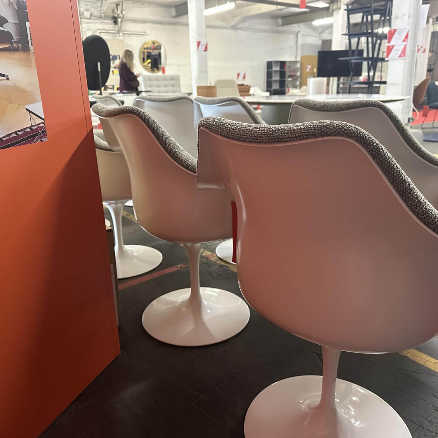 Knoll International - 8er-Set Stuhl Saarinen Tulip Stoff Harley Grün Grau Gestell Aluminium Weiß Pulverbeschichtet - 2