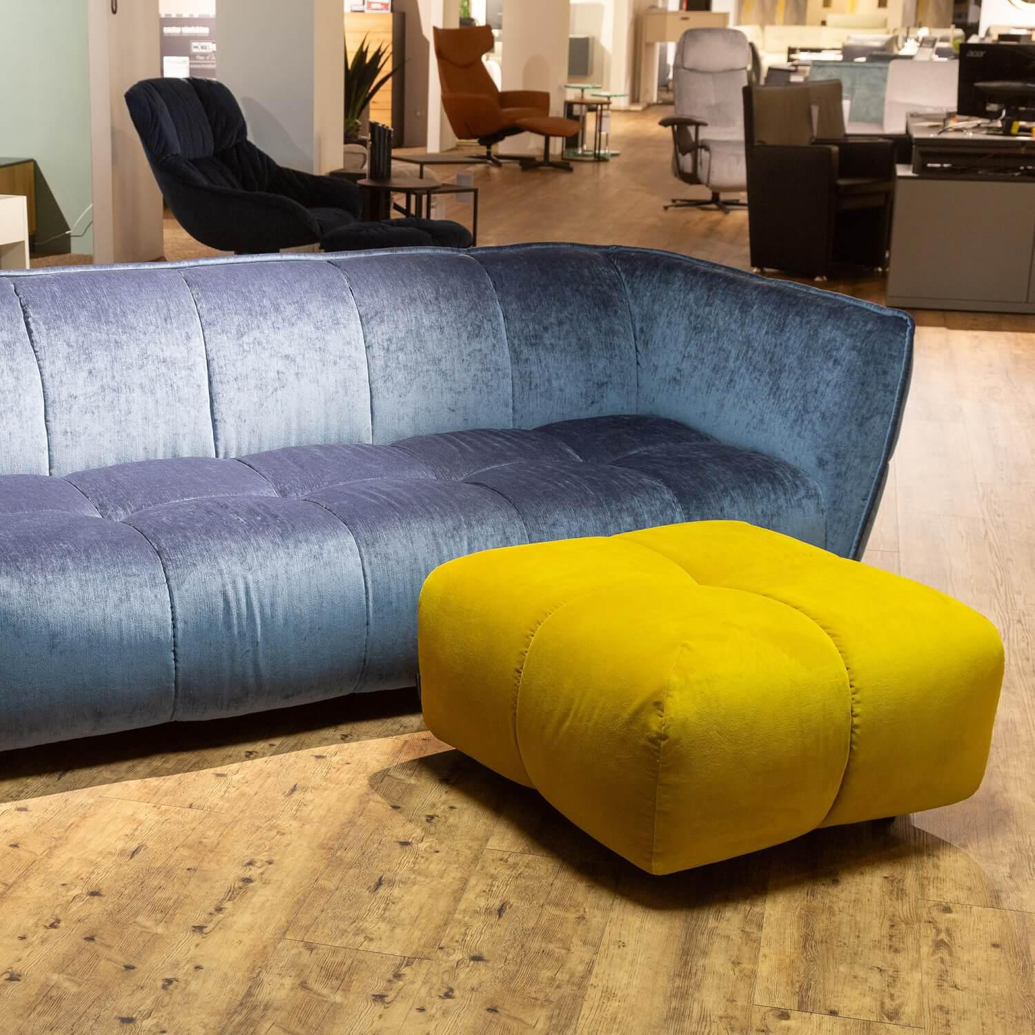 Raum.Freunde - Sofa 3 Sitzer CRF HEDDA Stoff Chenille Elyot 11 Dark Blue Dunkelblau Füße Nr 37 Schwarz Mit Hocker Stoff Aqua Clean Velvy 5 Yellow Gelb - 2