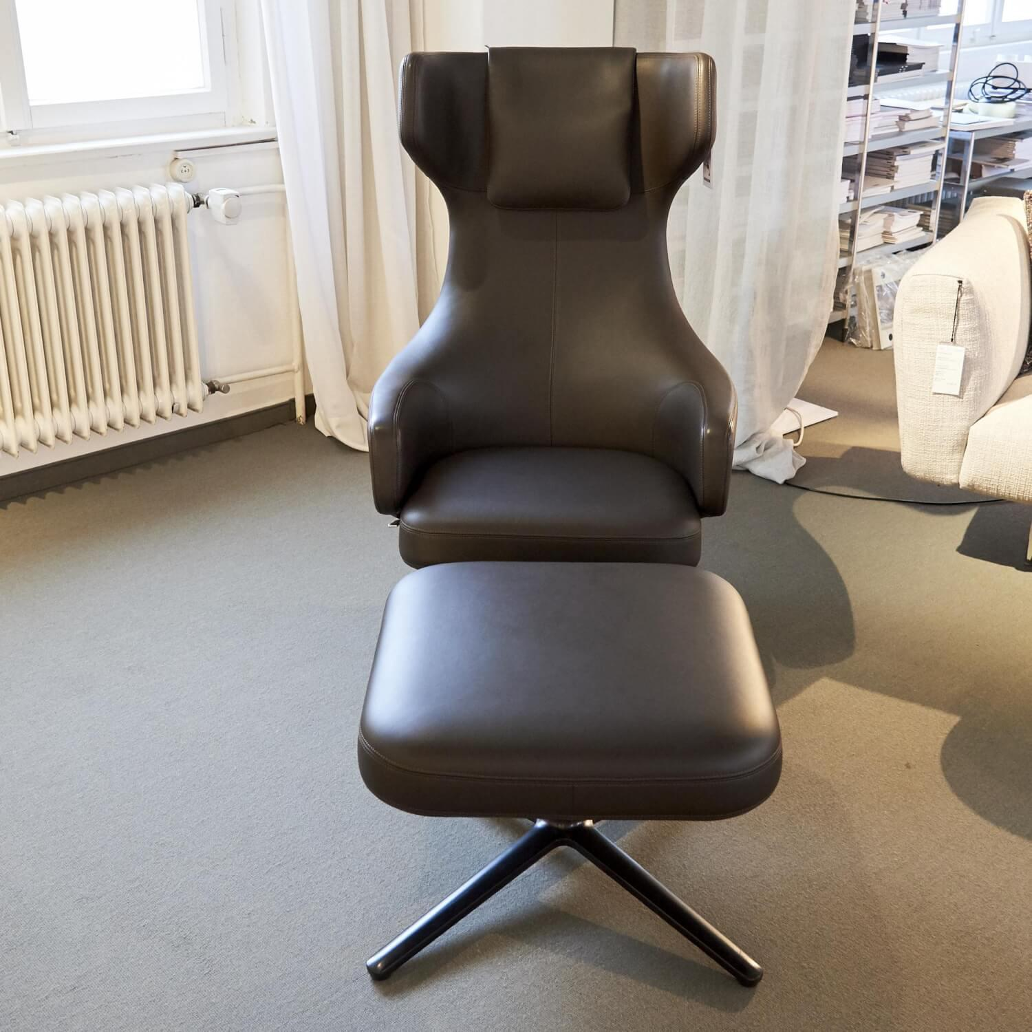 Vitra - Sessel Grand Repos Leder Premium Braun 77 Gestell Basic Dark mit Ottoman - 3