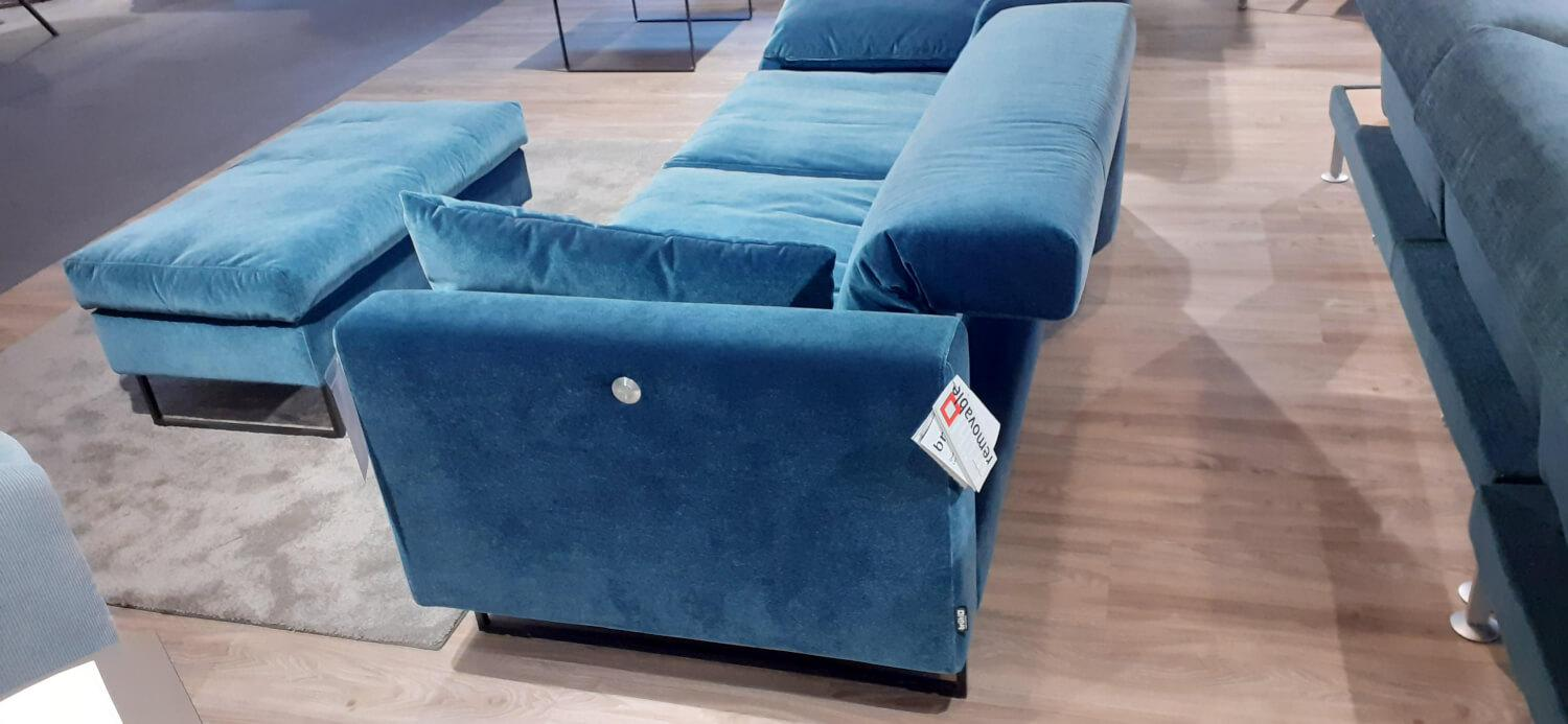 Sofa Embrace Stoff 4473 Blau mit 3 Kissen und Hocker