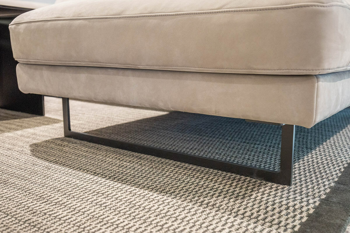 De Sede - Ecksofa DS-748 Leder 43 Kaschmir 17 Taupe Gestell Schwarz Matt mit Kopfstützbügel und 2 Kissen  - 5