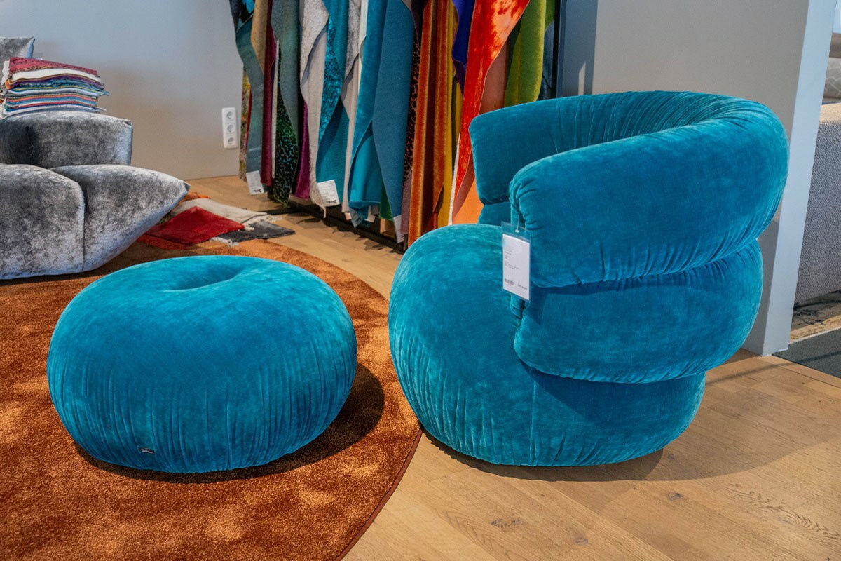 Bretz - Sessel Balaao Stoff 64 1922 Happy Velvet Amalfi Petrol Drehbar mit Hocker - 5