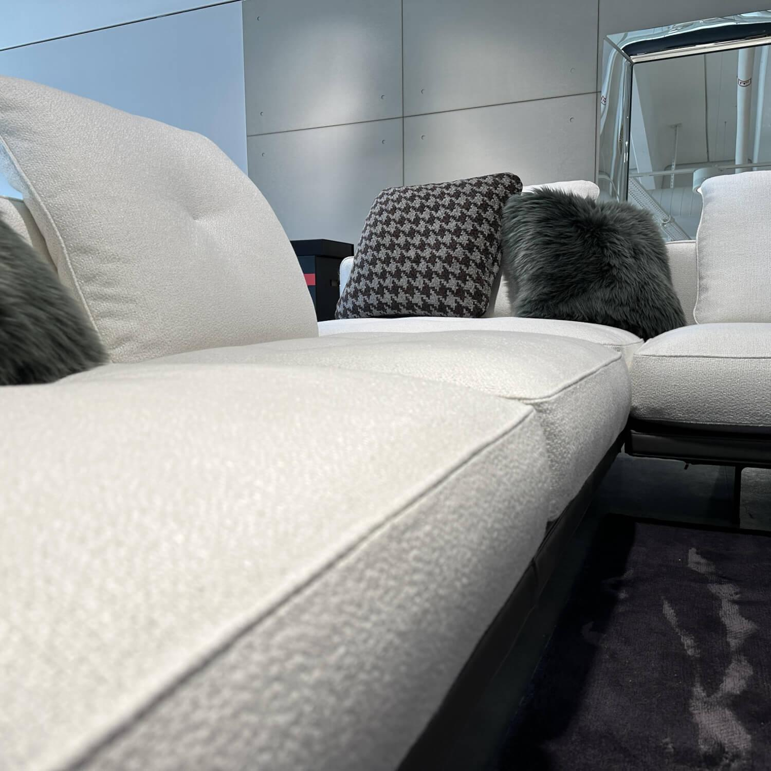 Minotti - Ecksofa Dylan Stoff Larry 01 Gesso Grau Weiß Basis Leder Boston 04 Plantino Anthrazit Ablage Esche Mokkafarbig - 6
