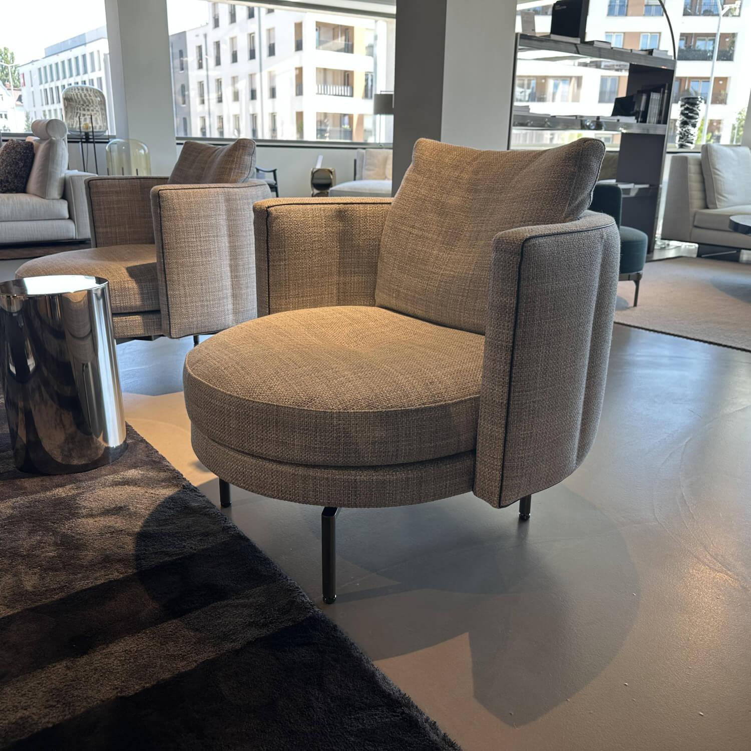 Minotti - Sessel Torii Medium Stoff Double 02 Ghiaccio Grau Naht Leder Ghisa Schwarz Gestell Metall Bronze Schwarz - 7