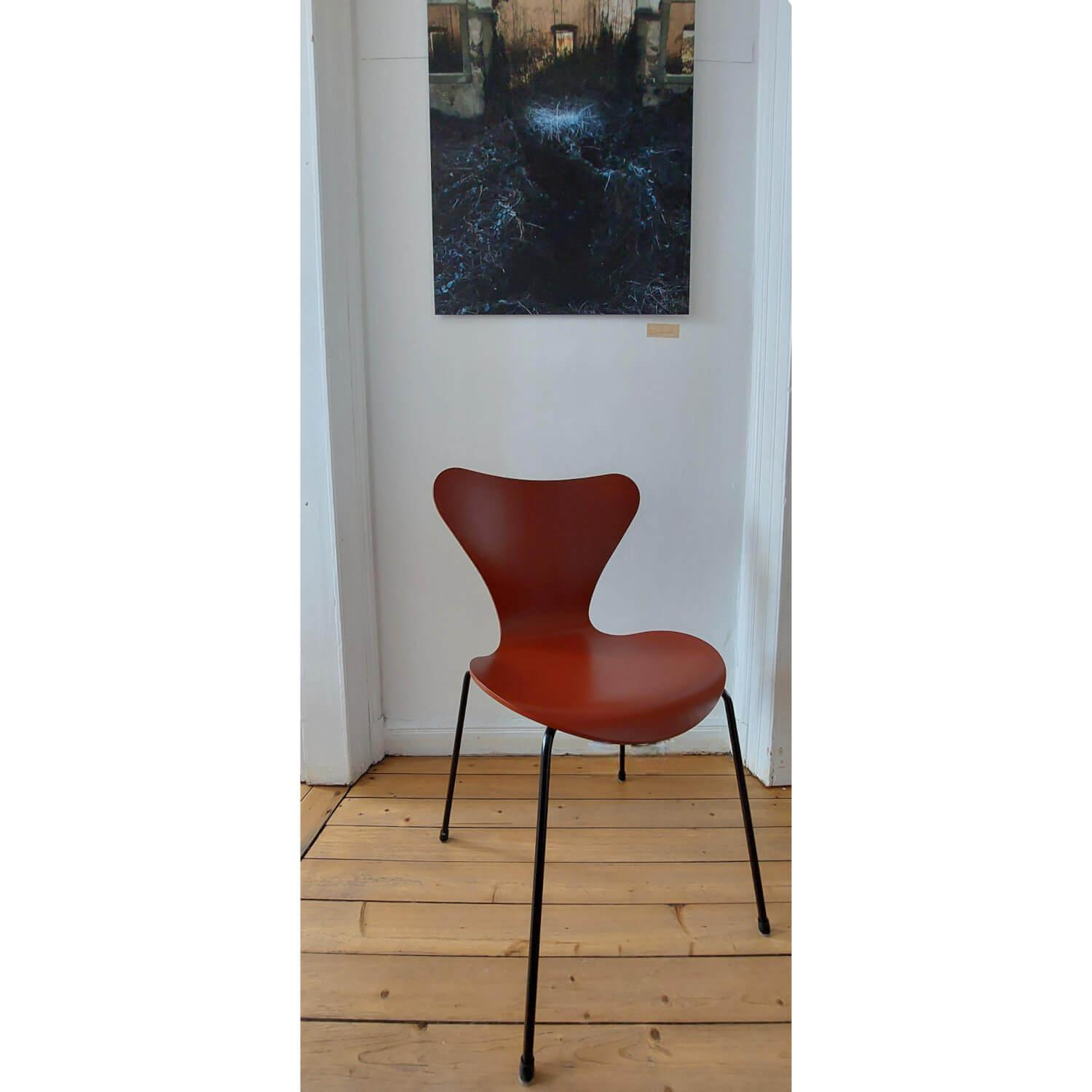 Fritz Hansen - Stuhlgruppe Modell 3107TM Serie 7 Sitzschale Messerfurnier Esche Gefärbt In Grau Rosa Rot Orange-Rot Gelb Und Blau Gestell Stahl Schwarz Stapelbar - 7