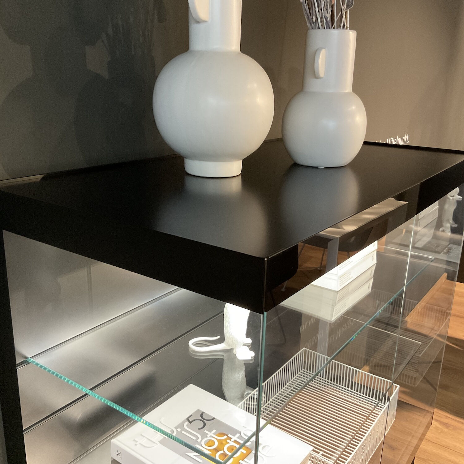 ee9a4502e00373d8ee8e1ff1e48d97791e9bb37c_Vitrine_Cube_Light_in_Schwarz_mit_Beleuchtung_024001016_009