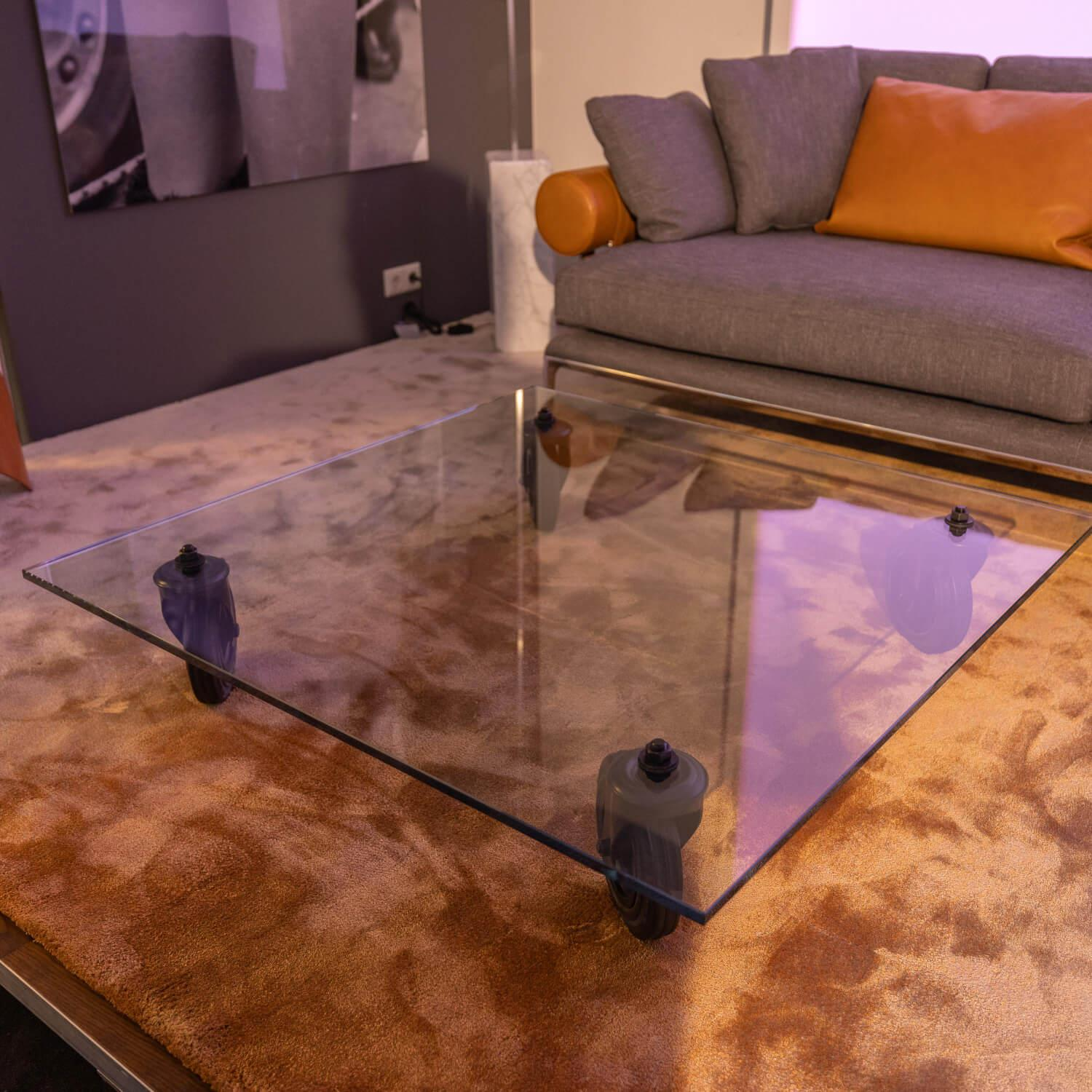 FontanaArte - Couchtisch Tavola con Ruota Grande, Design Gea Aulenti 1980, geschliffenes Glas 15 mm, Gestell Rollen schwarz - 3