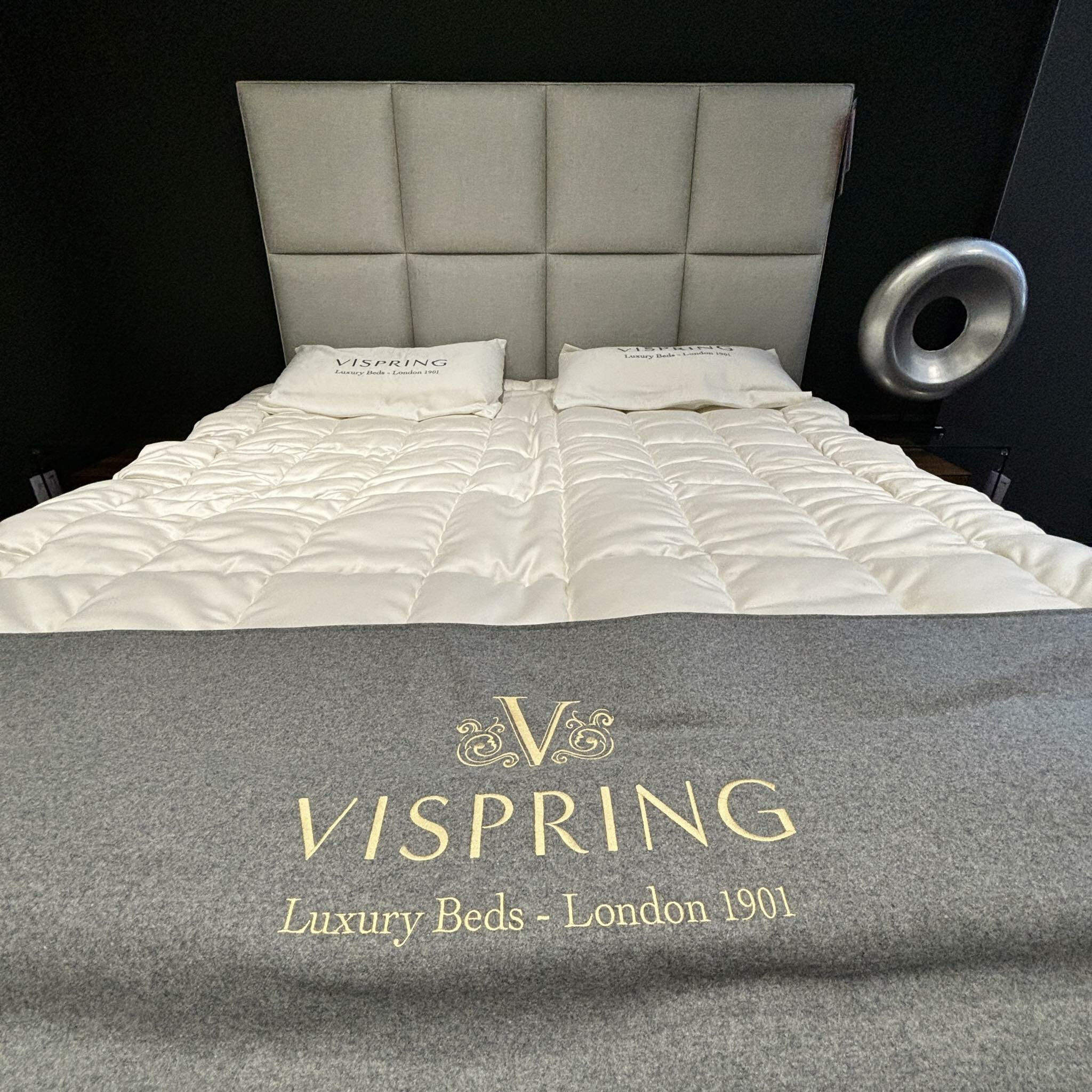 Vispring - Boxspringbett Vispring Marquess Superb Stoff 5056 Bronze Grau Inklusive 2 Matratzen - 2