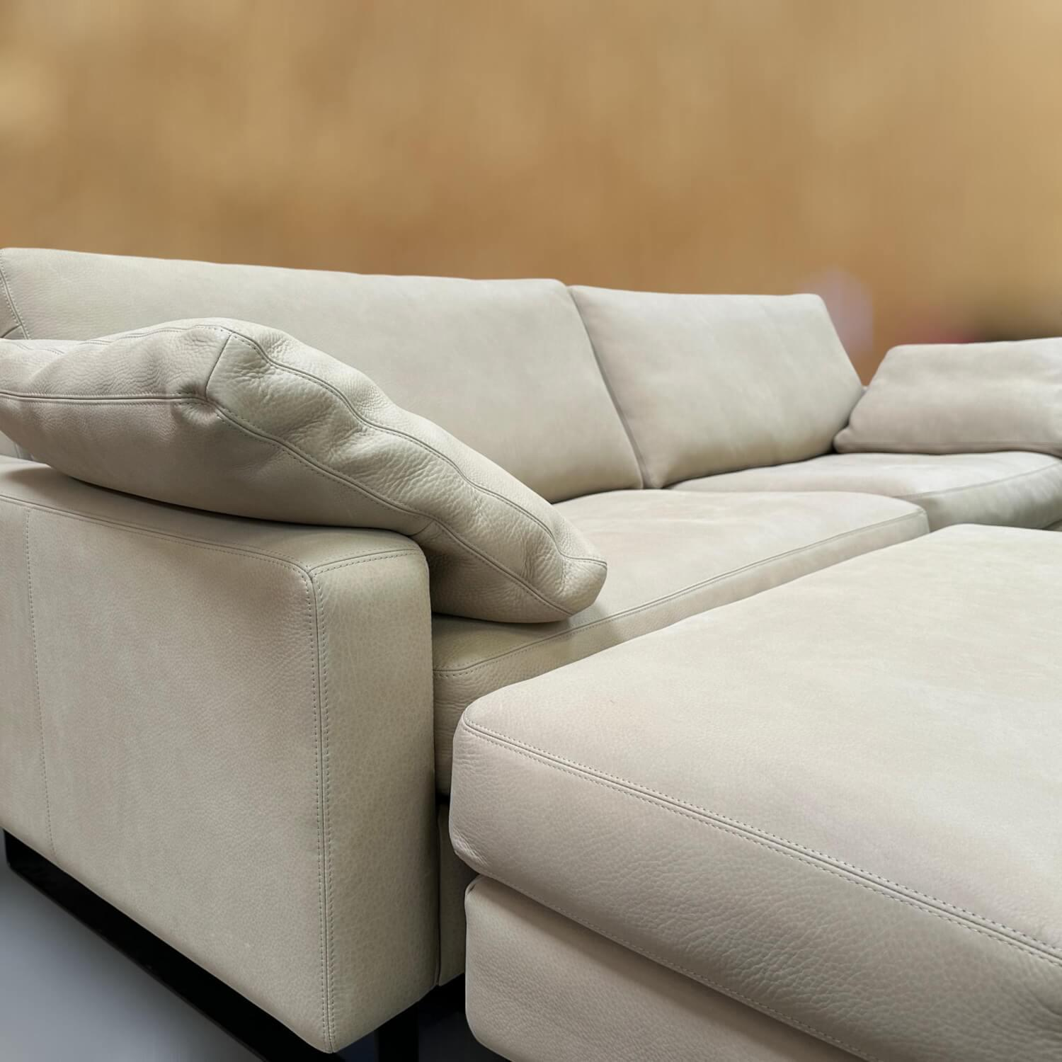 COR - Sofa Conseta Leder Puro 420 Sand Creme Metallkufen Vanilleschotenbraun Inklusive Hocker - 6