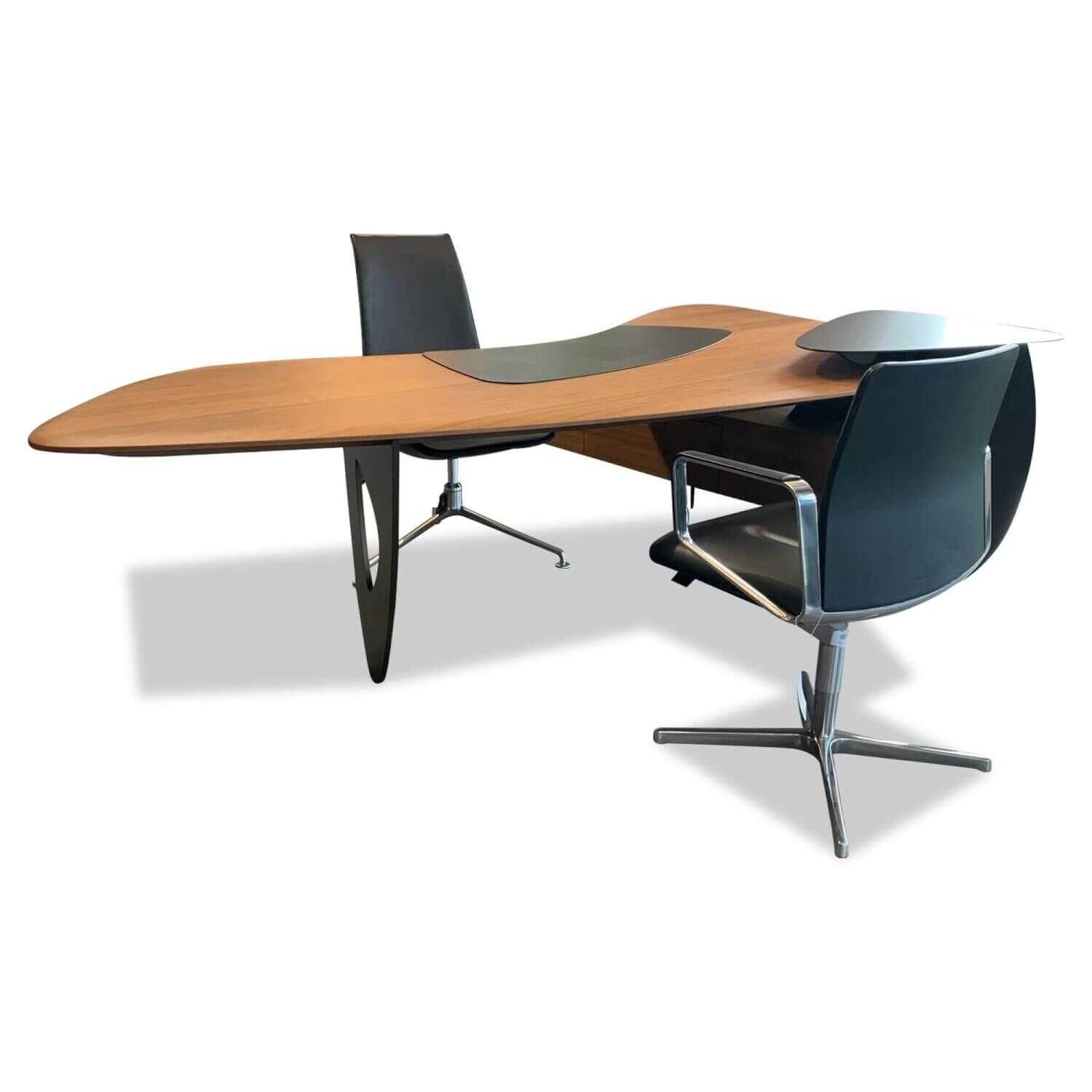 Chefarbeitsplatz Tisch Tama Desk Nussbaum Stahl mit Schalensessel und Konferenzstuhl