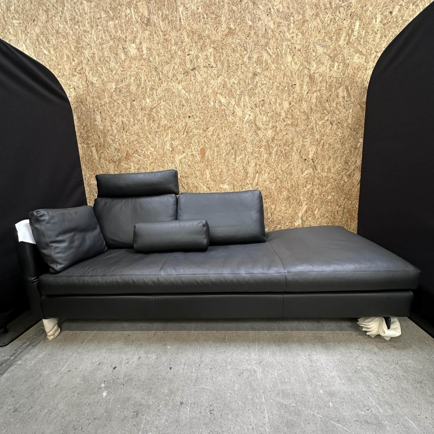 COR - Sofa Conseta Leder 175 Schwarz Schmalfüße Lack M20 Schwarz Mit Klapparmlehne Und Überstand Inklusive Kopfstütze Und Kissen - 8