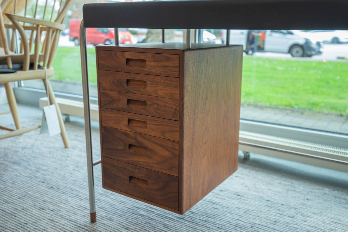 Carl Hansen & Søn - Schreibtisch AJ52 Platte Leder Freja 2002 Schwarz Holz Walnuss Geölt Gestell Edelstahl Inklusive Schreibtischleuchte - 5